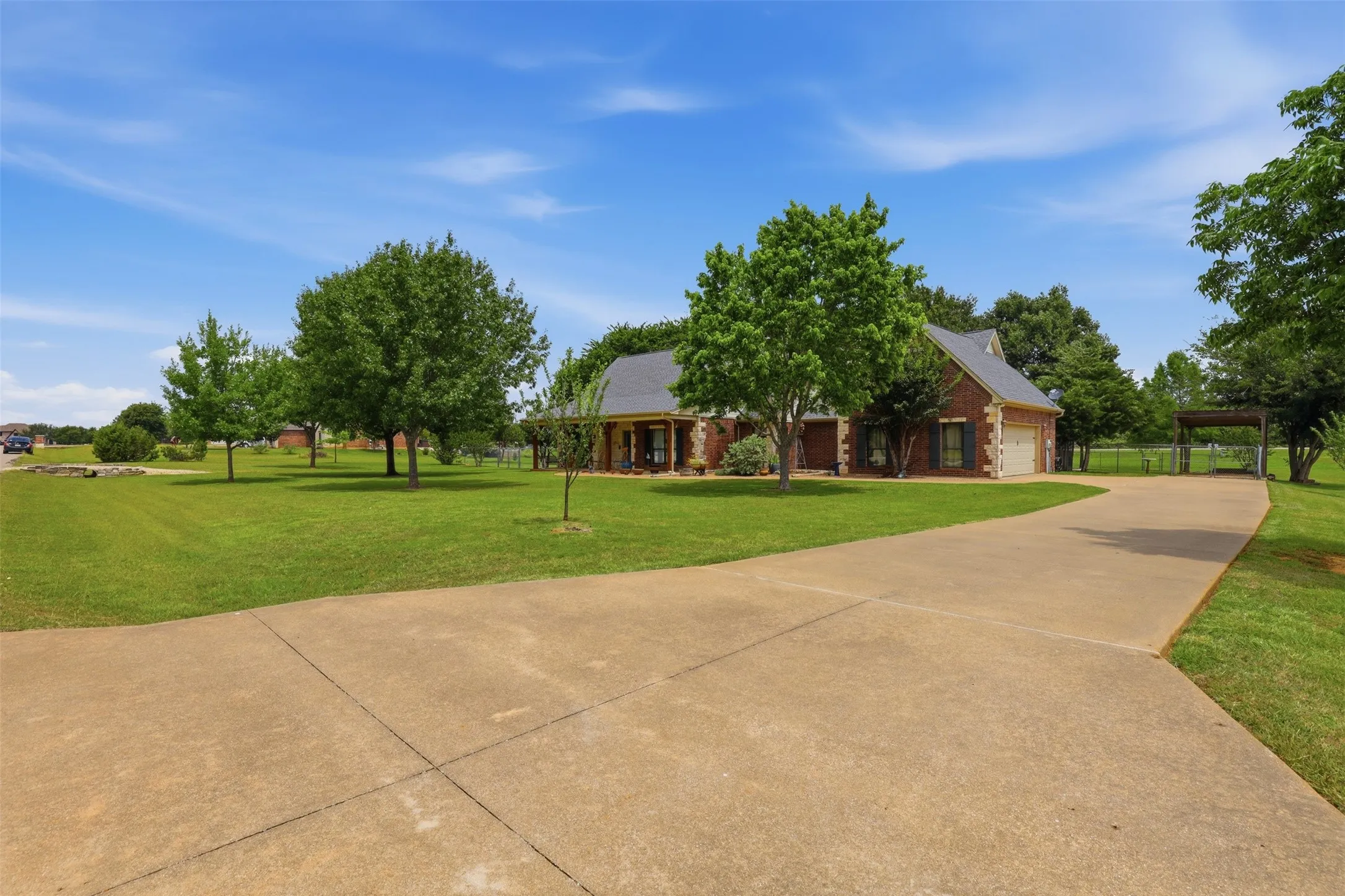 Single Family Residence For Sale in Johnson County , 2421 Pecan Springs Road, Cleburne, Texas 76031, 3 Bedroom, 2 Bathroom, 2 Garage spaces, 2,197 Sqft, built in 2006, mls#21284602, Real Estate Agent in Cleburne, Homes For Sale in Johnson county, Homes For Sale in Cleburne, Realtor in Cleburne Texas, Real Estate Brokerage Independent Realty Texas, Luminita Cordes Realtor