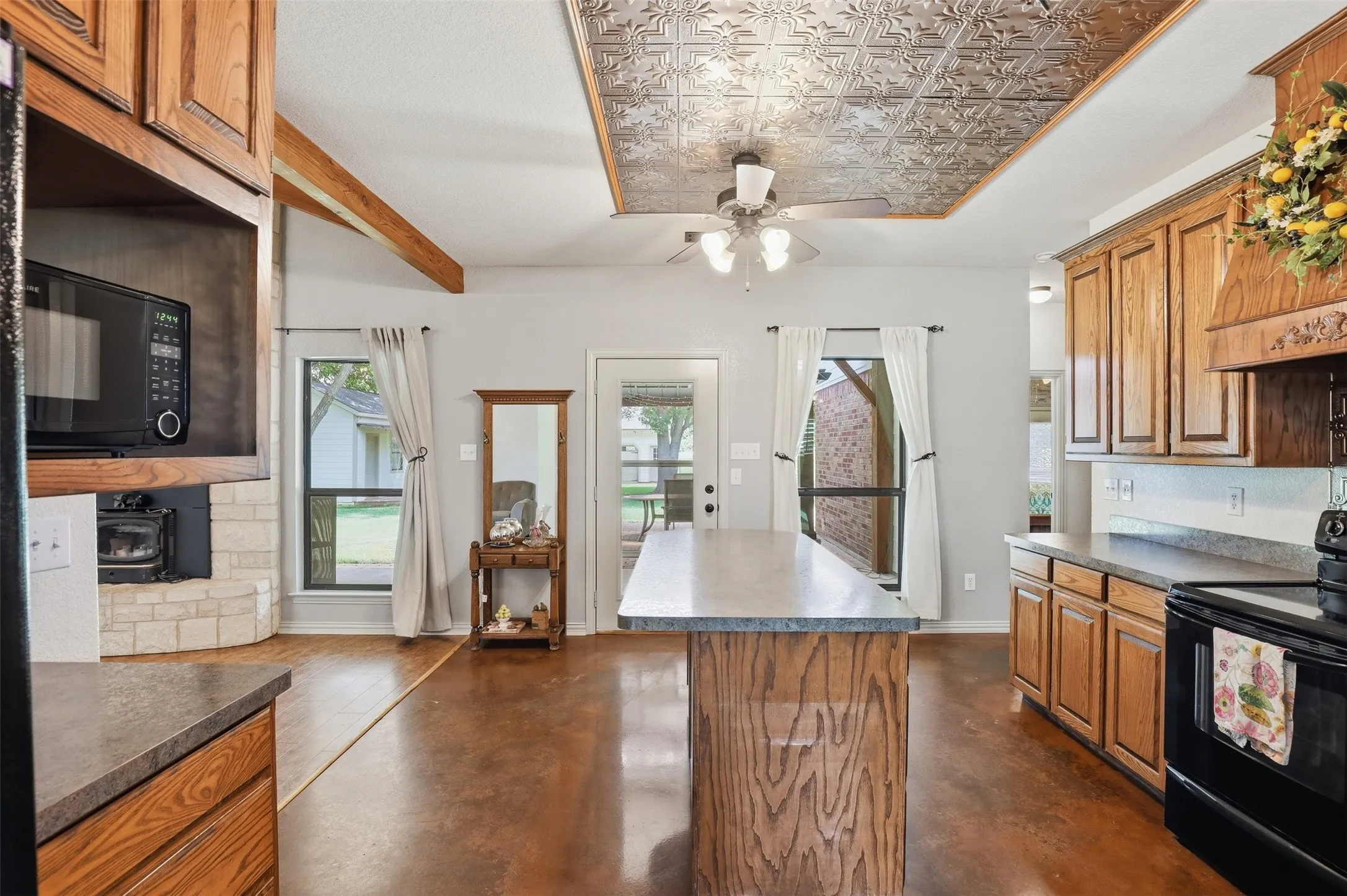 Single Family Residence For Sale in Johnson County , 2421 Pecan Springs Road, Cleburne, Texas 76031, 3 Bedroom, 2 Bathroom, 2 Garage spaces, 2,197 Sqft, built in 2006, mls#21284602, Real Estate Agent in Cleburne, Homes For Sale in Johnson county, Homes For Sale in Cleburne, Realtor in Cleburne Texas, Real Estate Brokerage Independent Realty Texas, Luminita Cordes Realtor
