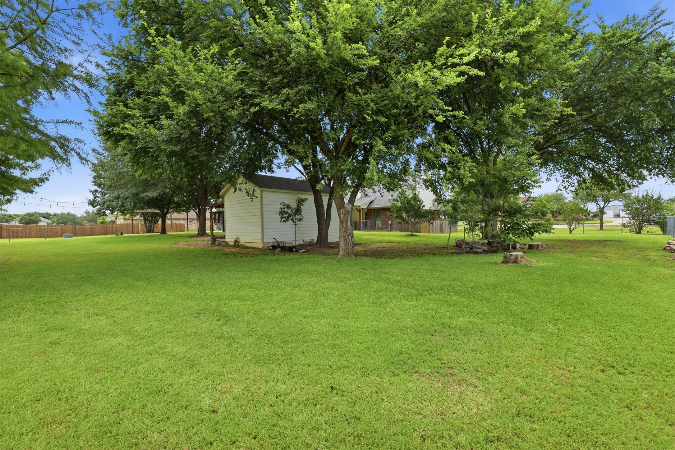 Single Family Residence For Sale in Johnson County , 2421 Pecan Springs Road, Cleburne, Texas 76031, 3 Bedroom, 2 Bathroom, 2 Garage spaces, 2,197 Sqft, built in 2006, mls#21284602, Real Estate Agent in Cleburne, Homes For Sale in Johnson county, Homes For Sale in Cleburne, Realtor in Cleburne Texas, Real Estate Brokerage Independent Realty Texas, Luminita Cordes Realtor