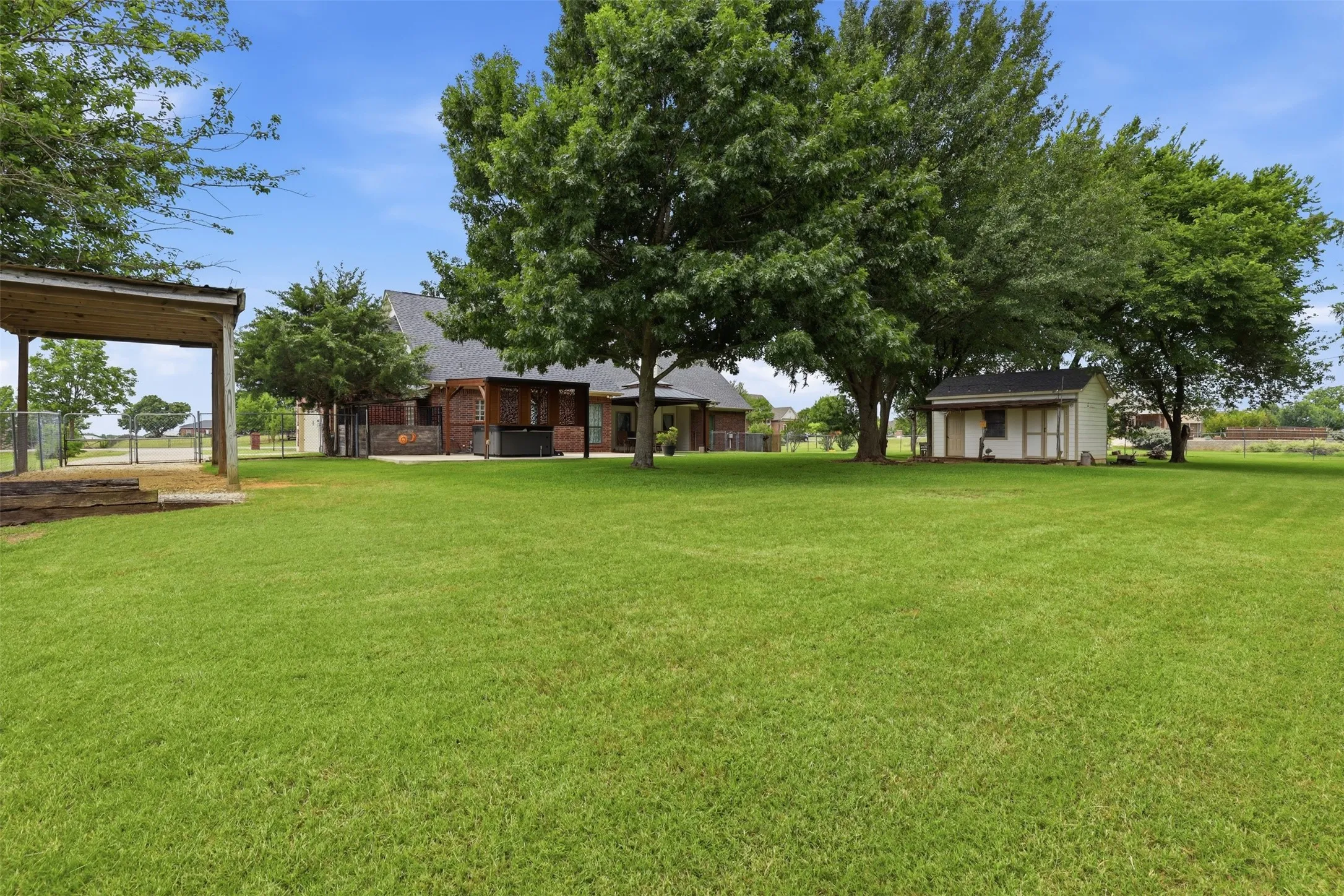 Single Family Residence For Sale in Johnson County , 2421 Pecan Springs Road, Cleburne, Texas 76031, 3 Bedroom, 2 Bathroom, 2 Garage spaces, 2,197 Sqft, built in 2006, mls#21284602, Real Estate Agent in Cleburne, Homes For Sale in Johnson county, Homes For Sale in Cleburne, Realtor in Cleburne Texas, Real Estate Brokerage Independent Realty Texas, Luminita Cordes Realtor