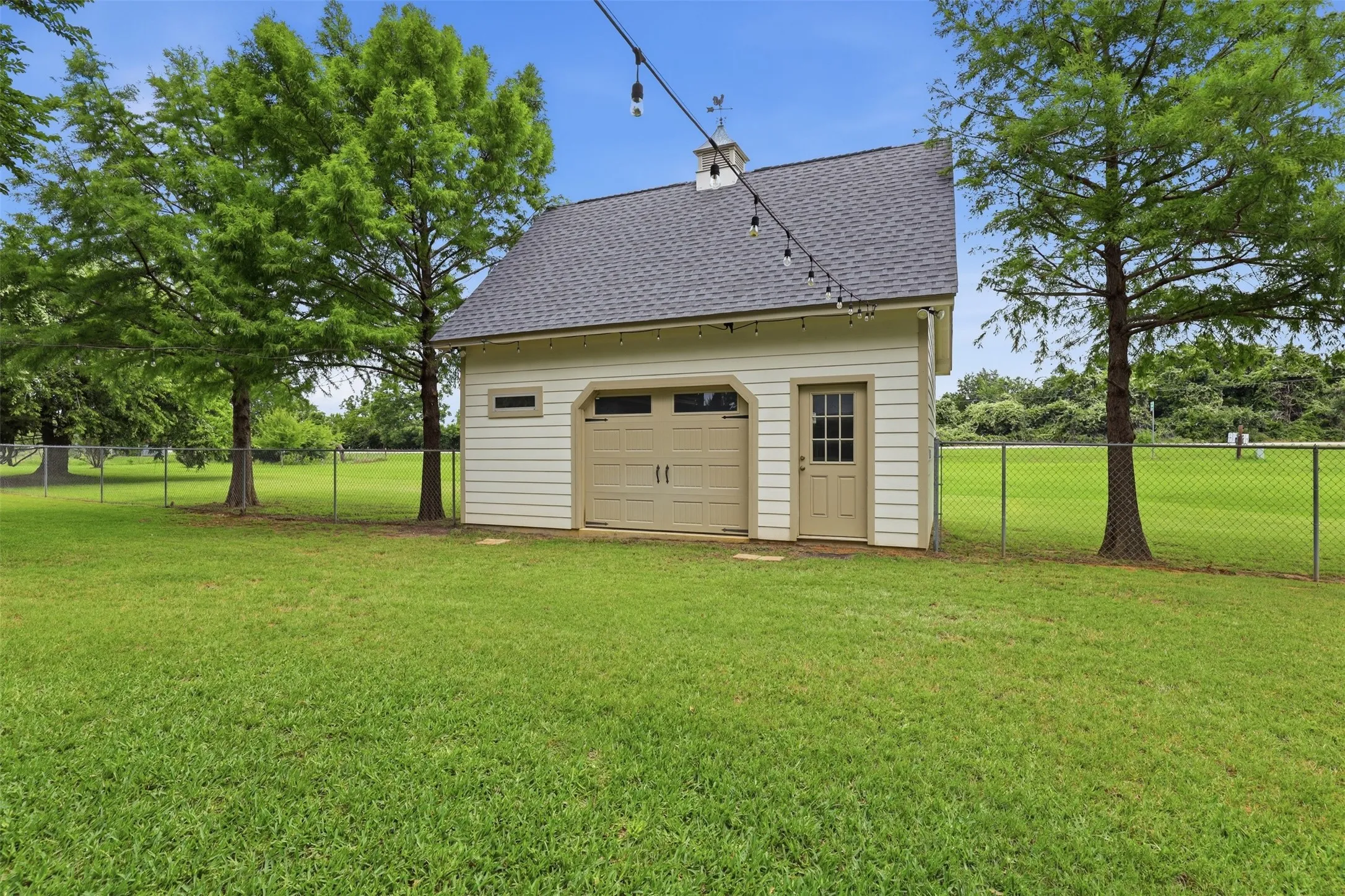 Single Family Residence For Sale in Johnson County , 2421 Pecan Springs Road, Cleburne, Texas 76031, 3 Bedroom, 2 Bathroom, 2 Garage spaces, 2,197 Sqft, built in 2006, mls#21284602, Real Estate Agent in Cleburne, Homes For Sale in Johnson county, Homes For Sale in Cleburne, Realtor in Cleburne Texas, Real Estate Brokerage Independent Realty Texas, Luminita Cordes Realtor