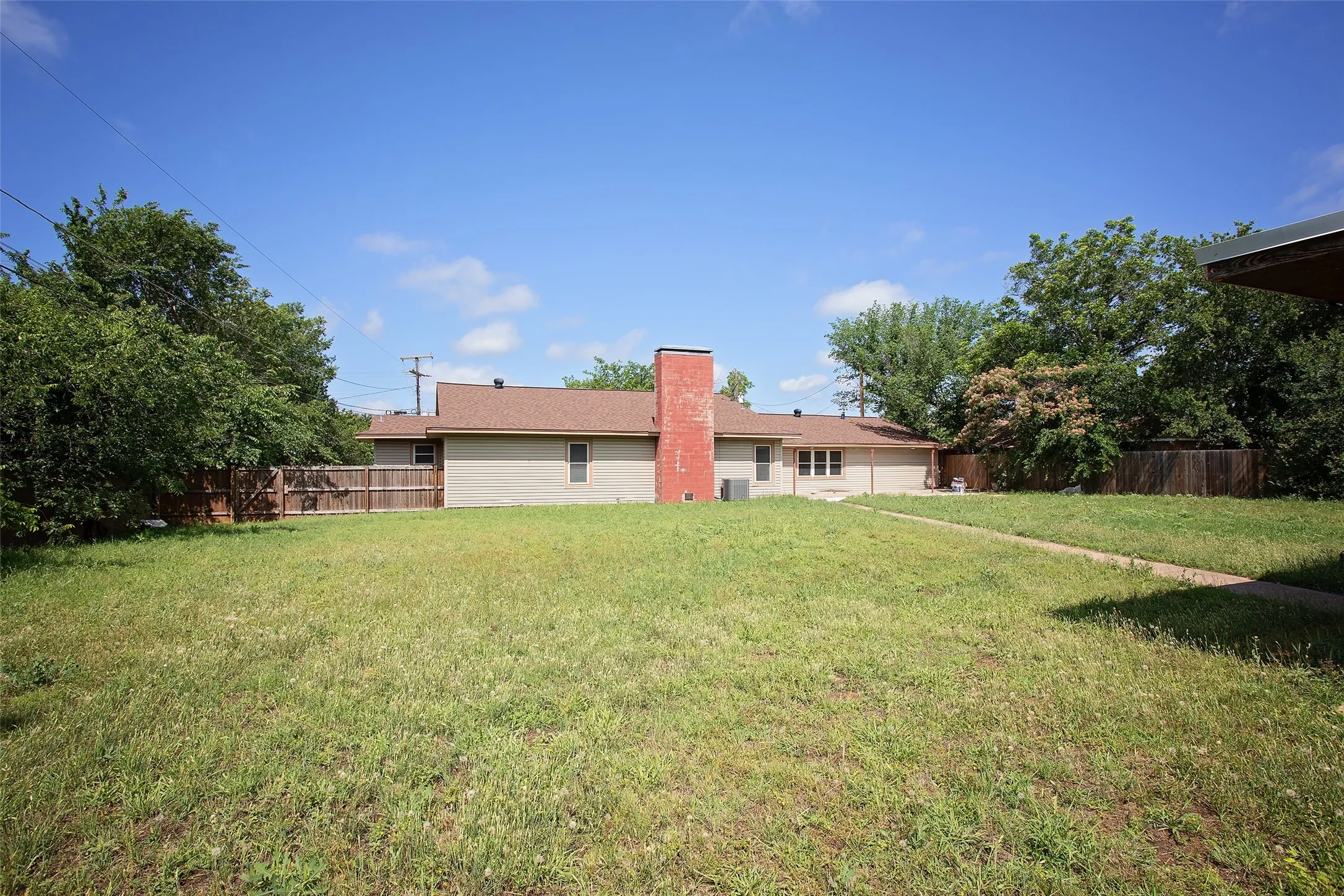 Single Family Residence For Sale in Young County , 417 Summitt Avenue, Graham, Texas 76450, 4 Bedroom, 2 Bathroom, 2 Garage spaces, 2,323 Sqft, built in 1960, Price $340,000, mls#21281438, Real Estate Agent in Graham, Homes For Sale in Young county, Homes For Sale in Graham, Realtor in Graham Texas, Real Estate Brokerage Independent Realty Texas, Luminita Cordes Realtor