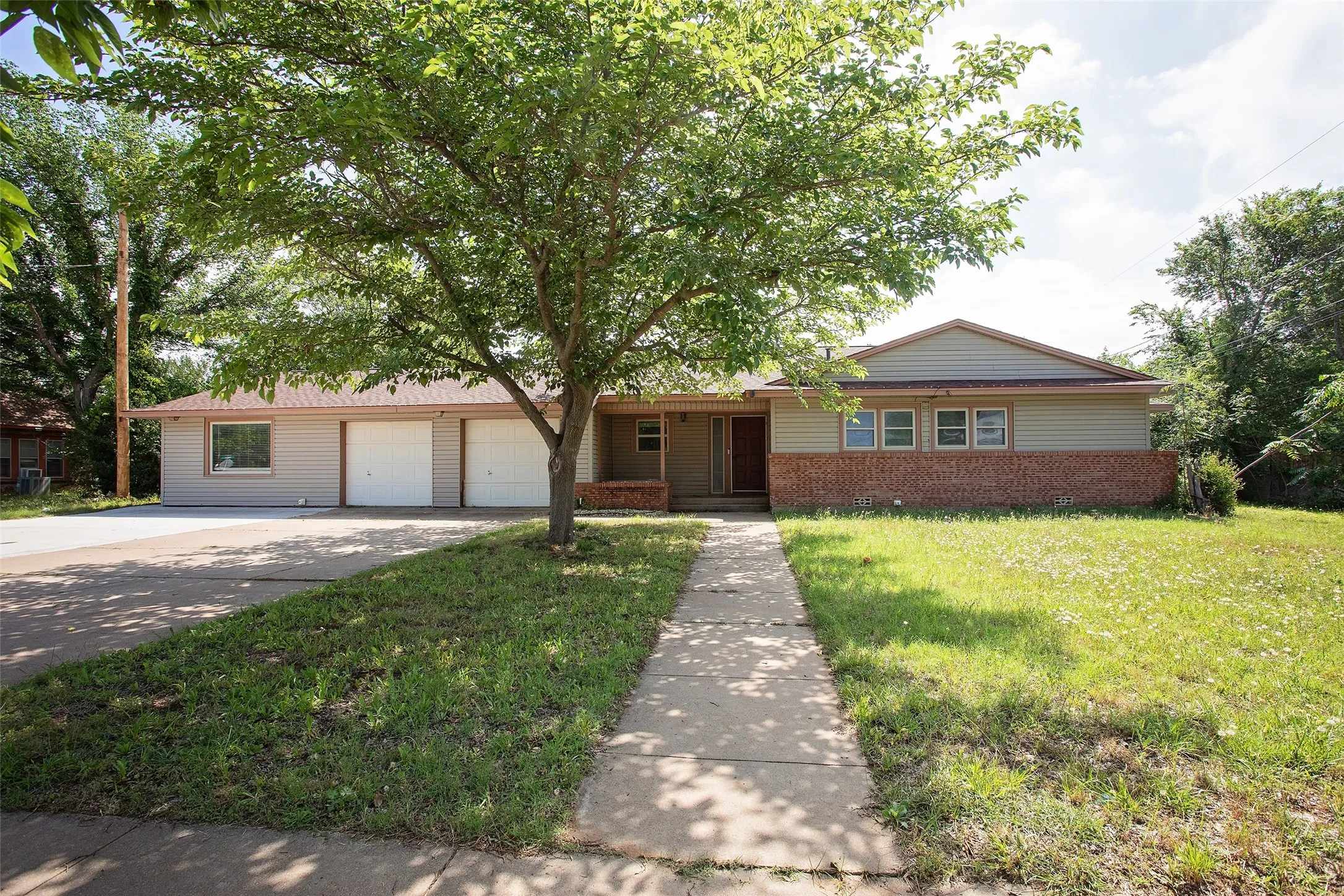 Single Family Residence For Sale in Young County , 417 Summitt Avenue, Graham, Texas 76450, 4 Bedroom, 2 Bathroom, 2 Garage spaces, 2,323 Sqft, built in 1960, Price $340,000, mls#21281438, Real Estate Agent in Graham, Homes For Sale in Young county, Homes For Sale in Graham, Realtor in Graham Texas, Real Estate Brokerage Independent Realty Texas, Luminita Cordes Realtor