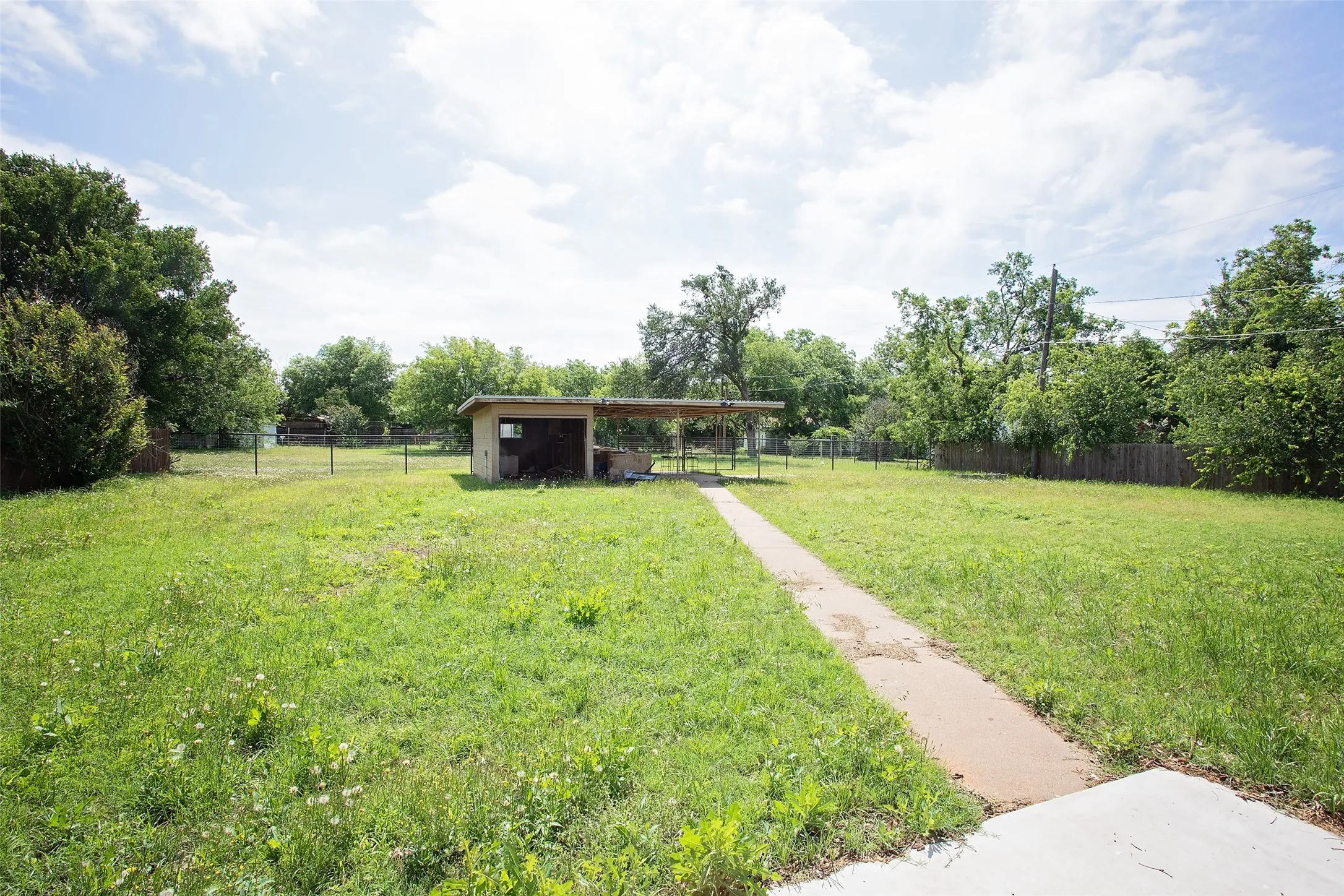 Single Family Residence For Sale in Young County , 417 Summitt Avenue, Graham, Texas 76450, 4 Bedroom, 2 Bathroom, 2 Garage spaces, 2,323 Sqft, built in 1960, Price $340,000, mls#21281438, Real Estate Agent in Graham, Homes For Sale in Young county, Homes For Sale in Graham, Realtor in Graham Texas, Real Estate Brokerage Independent Realty Texas, Luminita Cordes Realtor