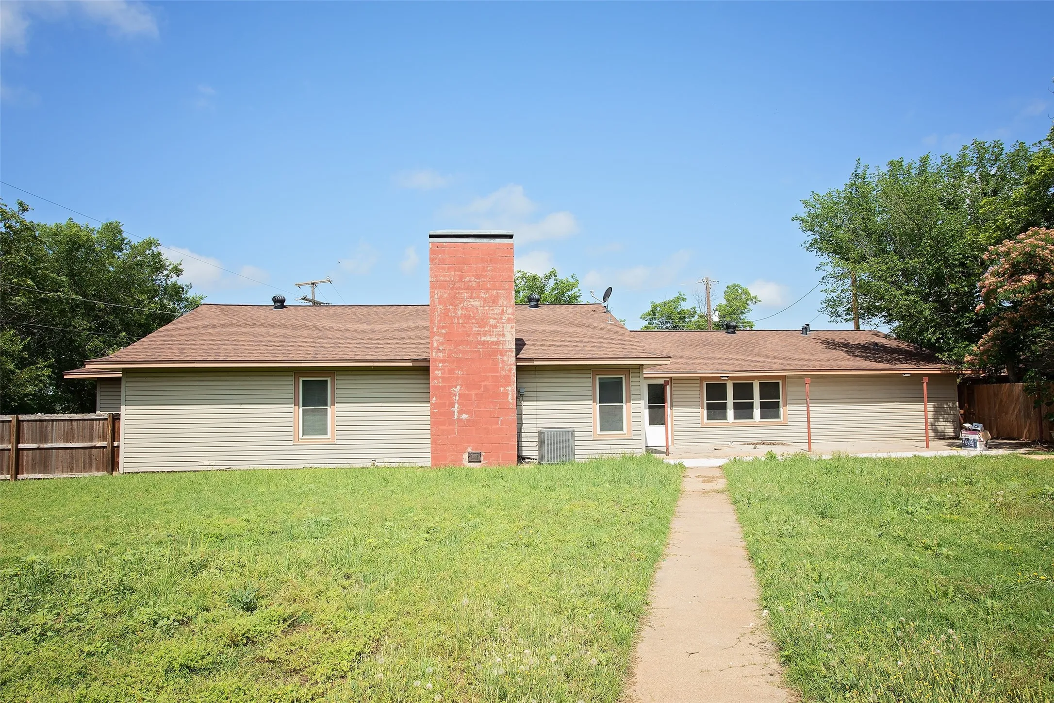 Single Family Residence For Sale in Young County , 417 Summitt Avenue, Graham, Texas 76450, 4 Bedroom, 2 Bathroom, 2 Garage spaces, 2,323 Sqft, built in 1960, Price $340,000, mls#21281438, Real Estate Agent in Graham, Homes For Sale in Young county, Homes For Sale in Graham, Realtor in Graham Texas, Real Estate Brokerage Independent Realty Texas, Luminita Cordes Realtor