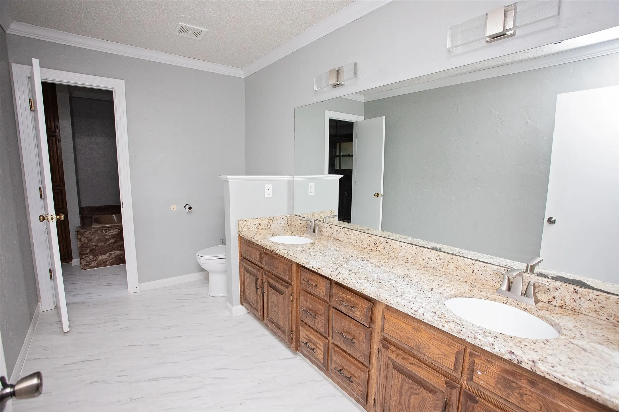 Single Family Residence For Sale in Young County , 417 Summitt Avenue, Graham, Texas 76450, 4 Bedroom, 2 Bathroom, 2 Garage spaces, 2,323 Sqft, built in 1960, Price $340,000, mls#21281438, Real Estate Agent in Graham, Homes For Sale in Young county, Homes For Sale in Graham, Realtor in Graham Texas, Real Estate Brokerage Independent Realty Texas, Luminita Cordes Realtor