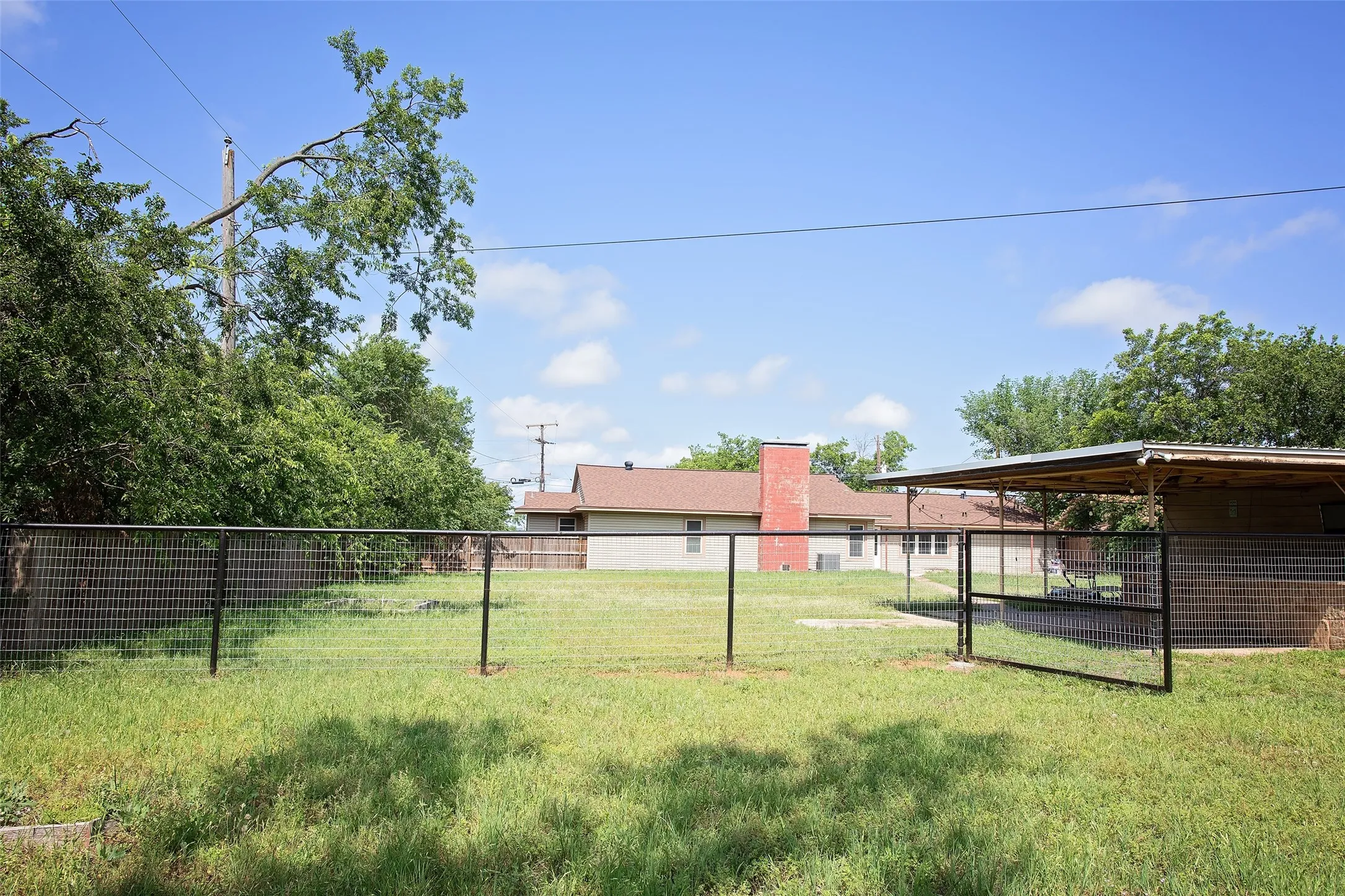 Single Family Residence For Sale in Young County , 417 Summitt Avenue, Graham, Texas 76450, 4 Bedroom, 2 Bathroom, 2 Garage spaces, 2,323 Sqft, built in 1960, Price $340,000, mls#21281438, Real Estate Agent in Graham, Homes For Sale in Young county, Homes For Sale in Graham, Realtor in Graham Texas, Real Estate Brokerage Independent Realty Texas, Luminita Cordes Realtor