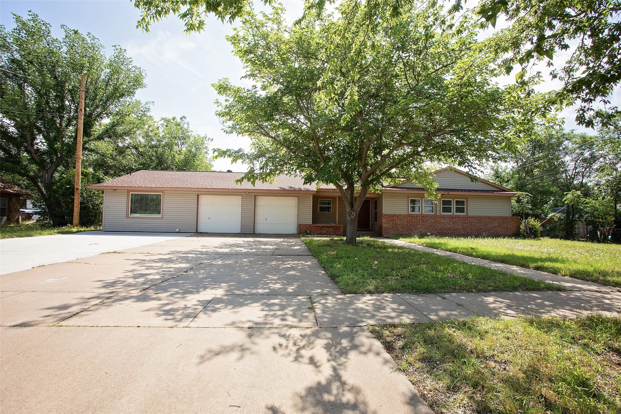Single Family Residence For Sale in Young County , 417 Summitt Avenue, Graham, Texas 76450, 4 Bedroom, 2 Bathroom, 2 Garage spaces, 2,323 Sqft, built in 1960, Price $340,000, mls#21281438, Real Estate Agent in Graham, Homes For Sale in Young county, Homes For Sale in Graham, Realtor in Graham Texas, Real Estate Brokerage Independent Realty Texas, Luminita Cordes Realtor