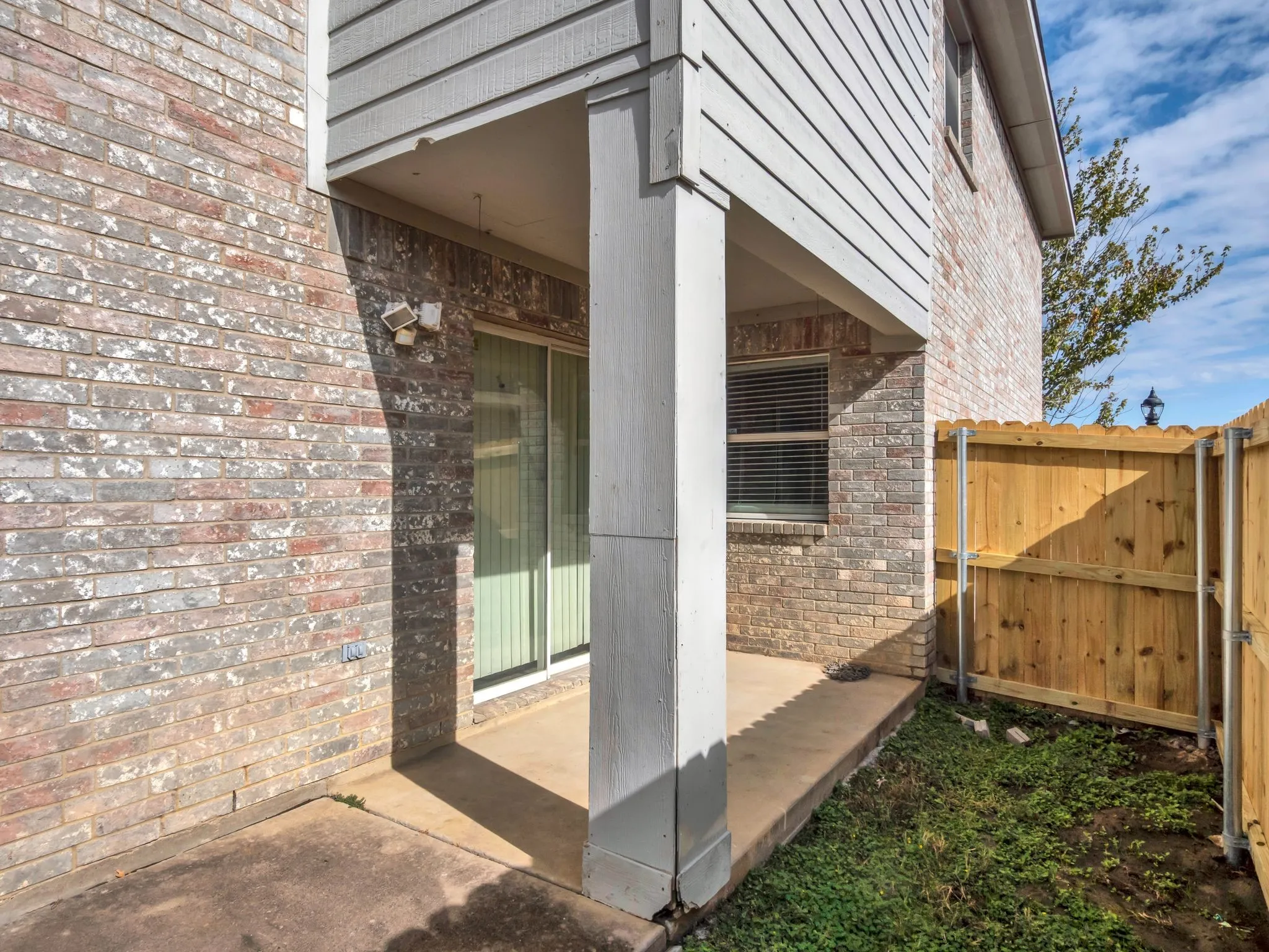 Single Family Residence For Sale in Dallas County , 2917 Mayfair Lane, Lancaster, Texas 75134, 4 Bedroom, 3 Bathroom, 2 Garage spaces, 2,285 Sqft, built in 2004, mls#21284612, Real Estate Agent in Lancaster, Homes For Sale in Dallas county, Homes For Sale in Lancaster, Realtor in Lancaster Texas, Real Estate Brokerage Independent Realty Texas, Luminita Cordes Realtor