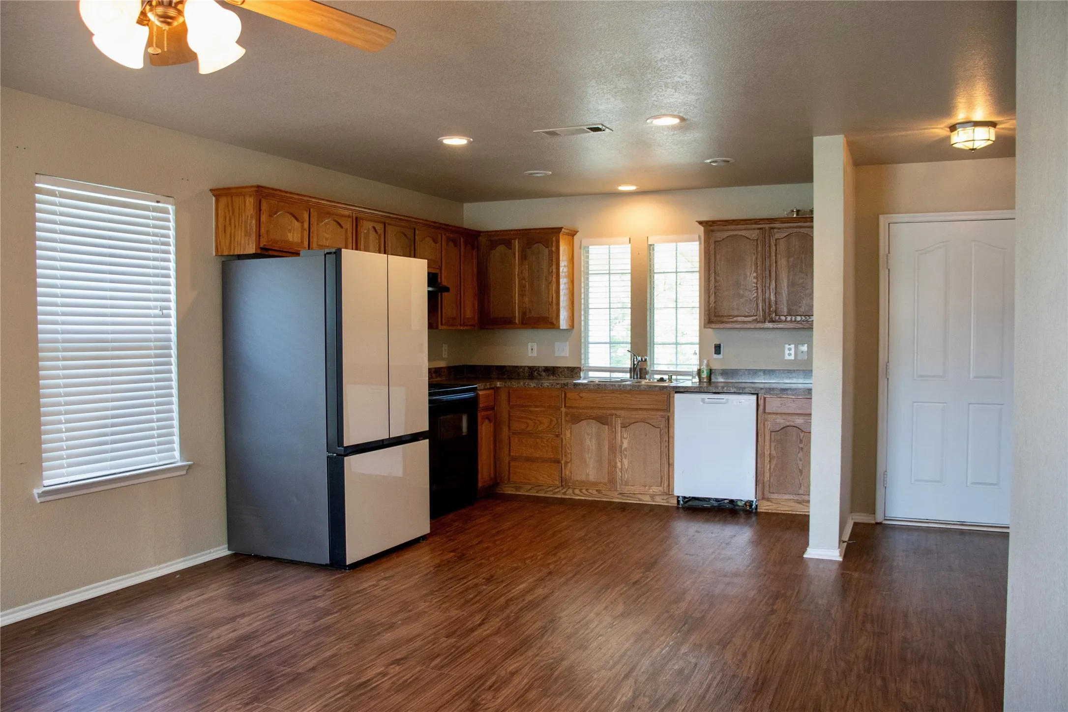 Single Family Residence For Rent in Tarrant County , 10921 Colonial Heights Lane, Fort Worth, Texas 76179, 3 Bedroom, 2 Bathroom, 2 Garage spaces, 1,019 Sqft, built in 2005, mls#21284582, Real Estate Agent in Fort Worth, Homes For Rent in Tarrant county, Homes For Rent in Fort Worth, Realtor in Fort Worth Texas, Real Estate Brokerage Independent Realty Texas, Luminita Cordes Realtor