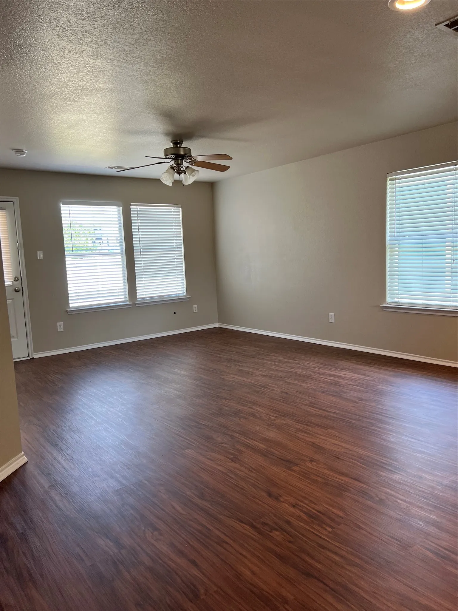 Single Family Residence For Rent in Tarrant County , 10921 Colonial Heights Lane, Fort Worth, Texas 76179, 3 Bedroom, 2 Bathroom, 2 Garage spaces, 1,019 Sqft, built in 2005, mls#21284582, Real Estate Agent in Fort Worth, Homes For Rent in Tarrant county, Homes For Rent in Fort Worth, Realtor in Fort Worth Texas, Real Estate Brokerage Independent Realty Texas, Luminita Cordes Realtor