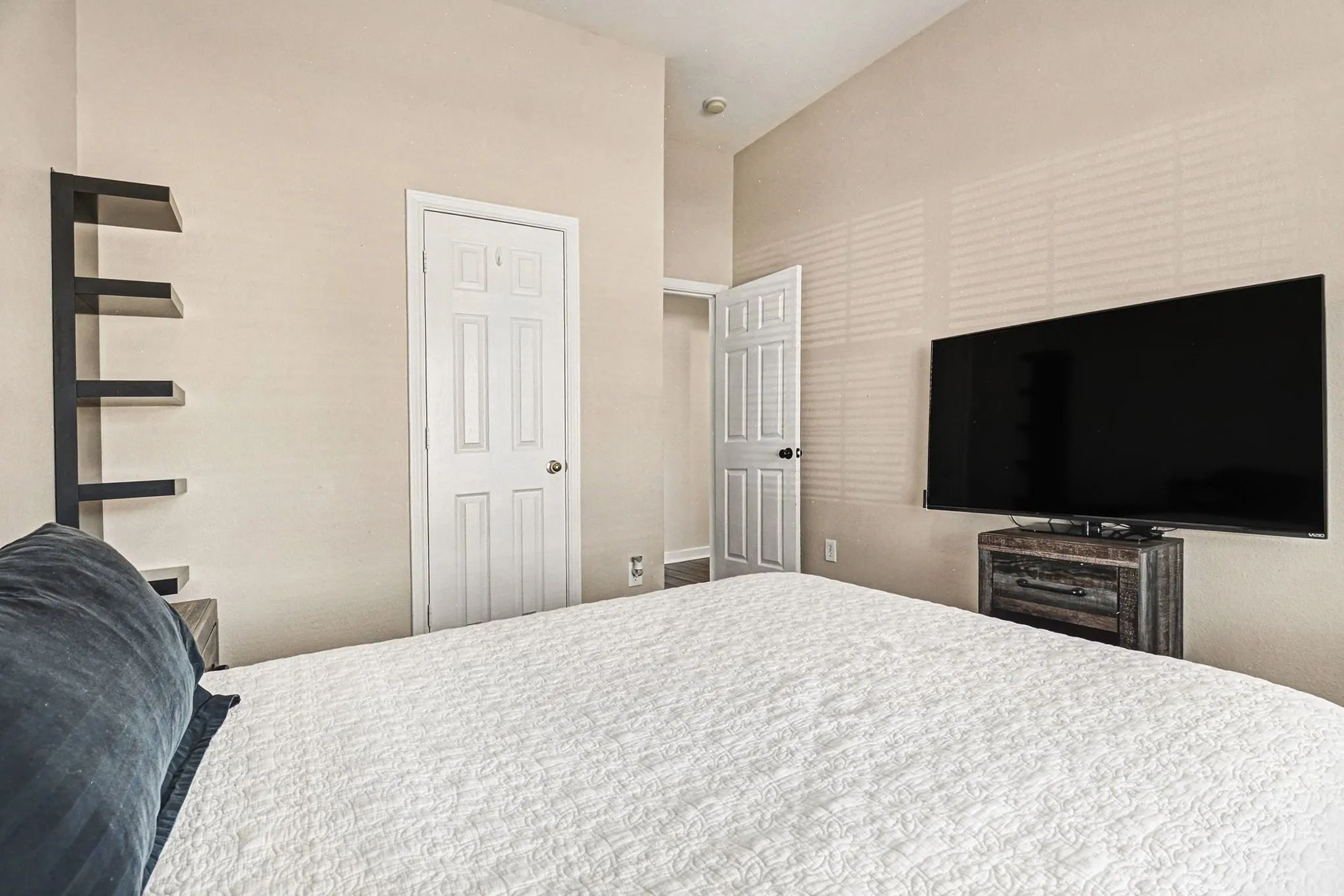 Single Family Residence For Sale in Denton County , 5609 Phoenix Drive, The Colony, Texas 75056, 3 Bedroom, 2 Bathroom, 2 Garage spaces, 2,030 Sqft, built in 2001, mls#21284404, Real Estate Agent in The Colony, Homes For Sale in Denton county, Homes For Sale in The Colony, Realtor in The Colony Texas, Real Estate Brokerage Independent Realty Texas, Luminita Cordes Realtor