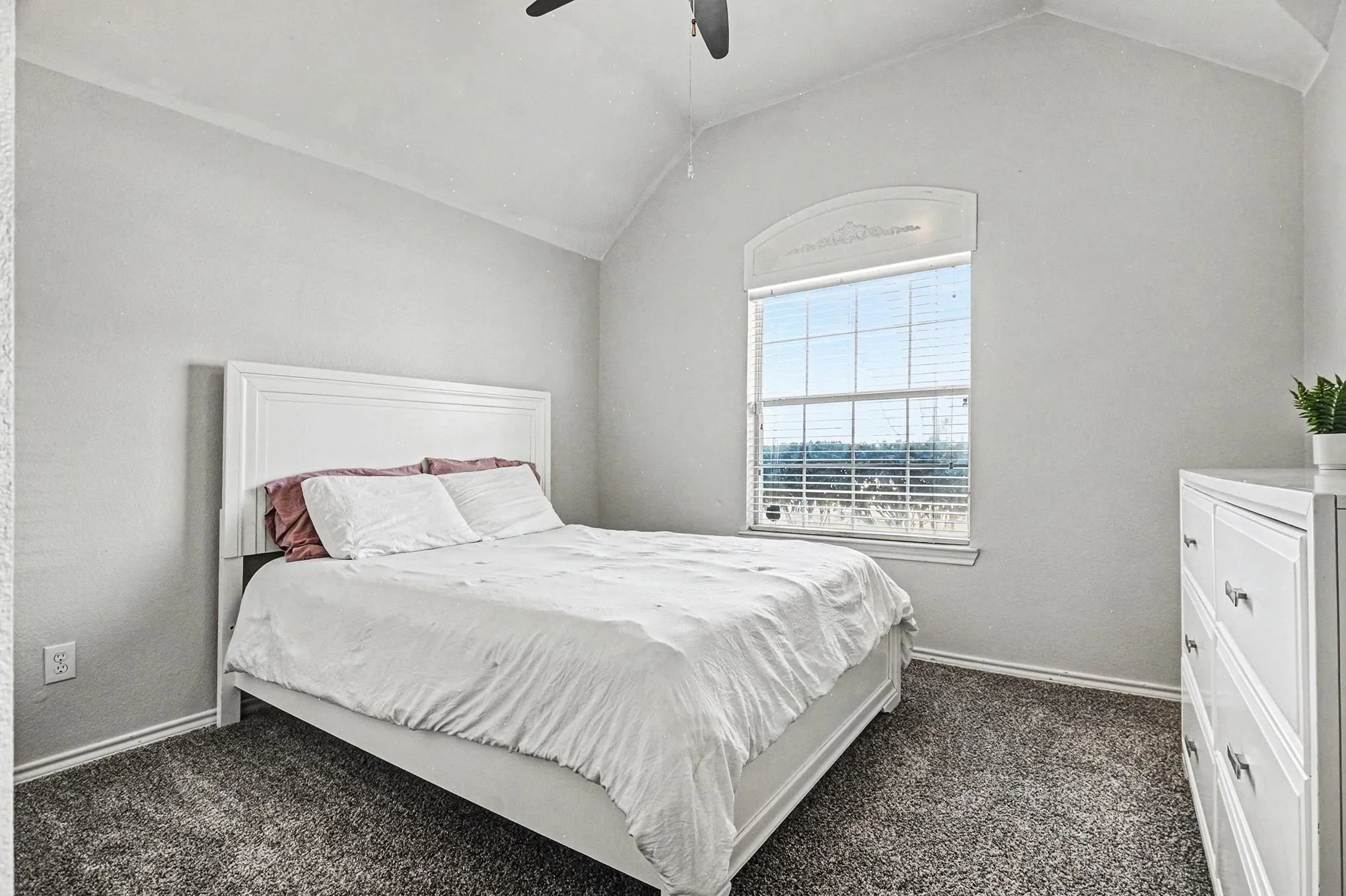 Single Family Residence For Sale in Denton County , 5609 Phoenix Drive, The Colony, Texas 75056, 3 Bedroom, 2 Bathroom, 2 Garage spaces, 2,030 Sqft, built in 2001, mls#21284404, Real Estate Agent in The Colony, Homes For Sale in Denton county, Homes For Sale in The Colony, Realtor in The Colony Texas, Real Estate Brokerage Independent Realty Texas, Luminita Cordes Realtor