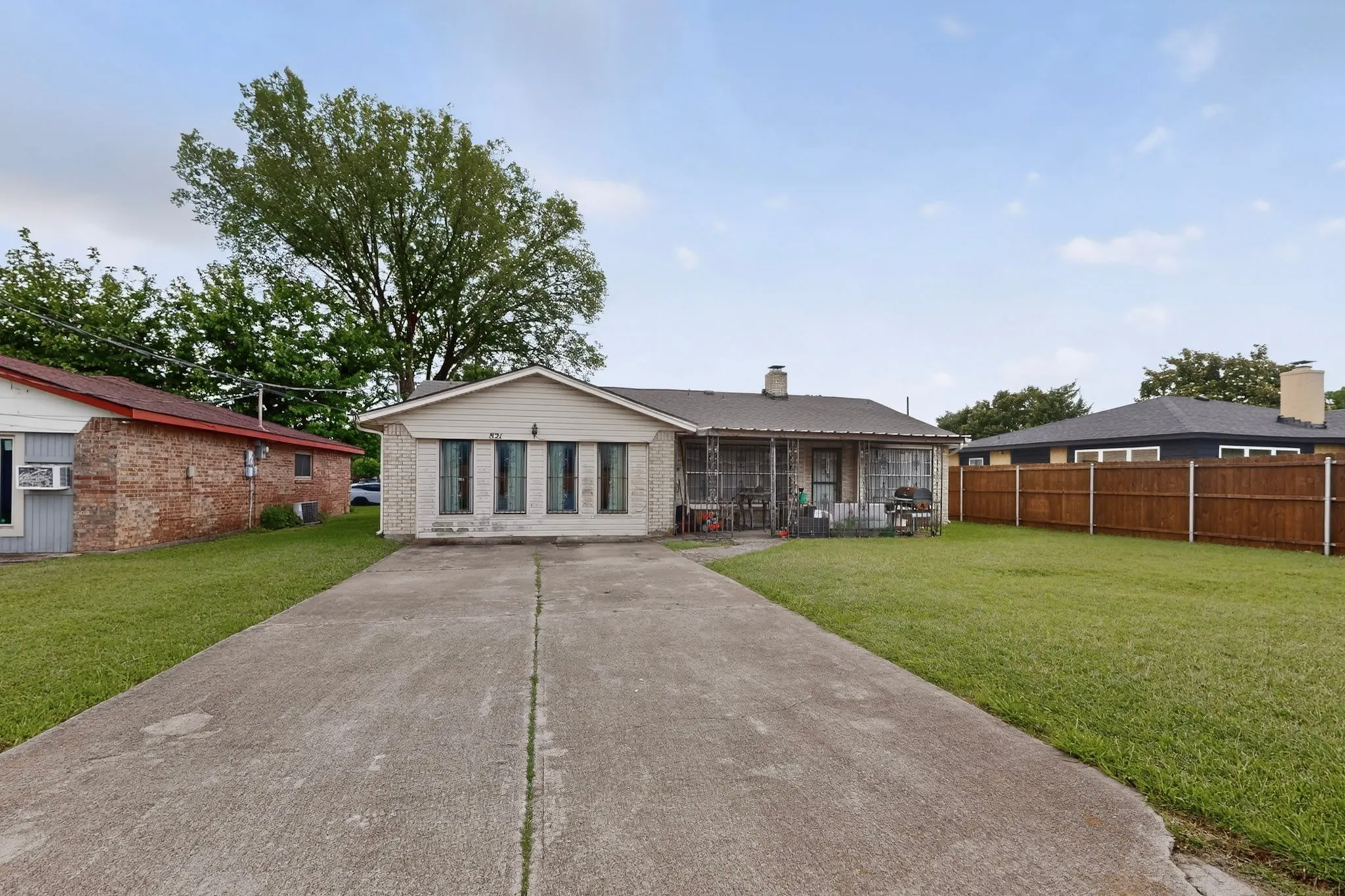 Single Family Residence For Sale in Dallas County , 821 Cherry Hills Drive, Lancaster, Texas 75134, 3 Bedroom, 2 Bathroom, Garage spaces, 1,824 Sqft, built in 1974, mls#21284505, Real Estate Agent in Lancaster, Homes For Sale in Dallas county, Homes For Sale in Lancaster, Realtor in Lancaster Texas, Real Estate Brokerage Independent Realty Texas, Luminita Cordes Realtor