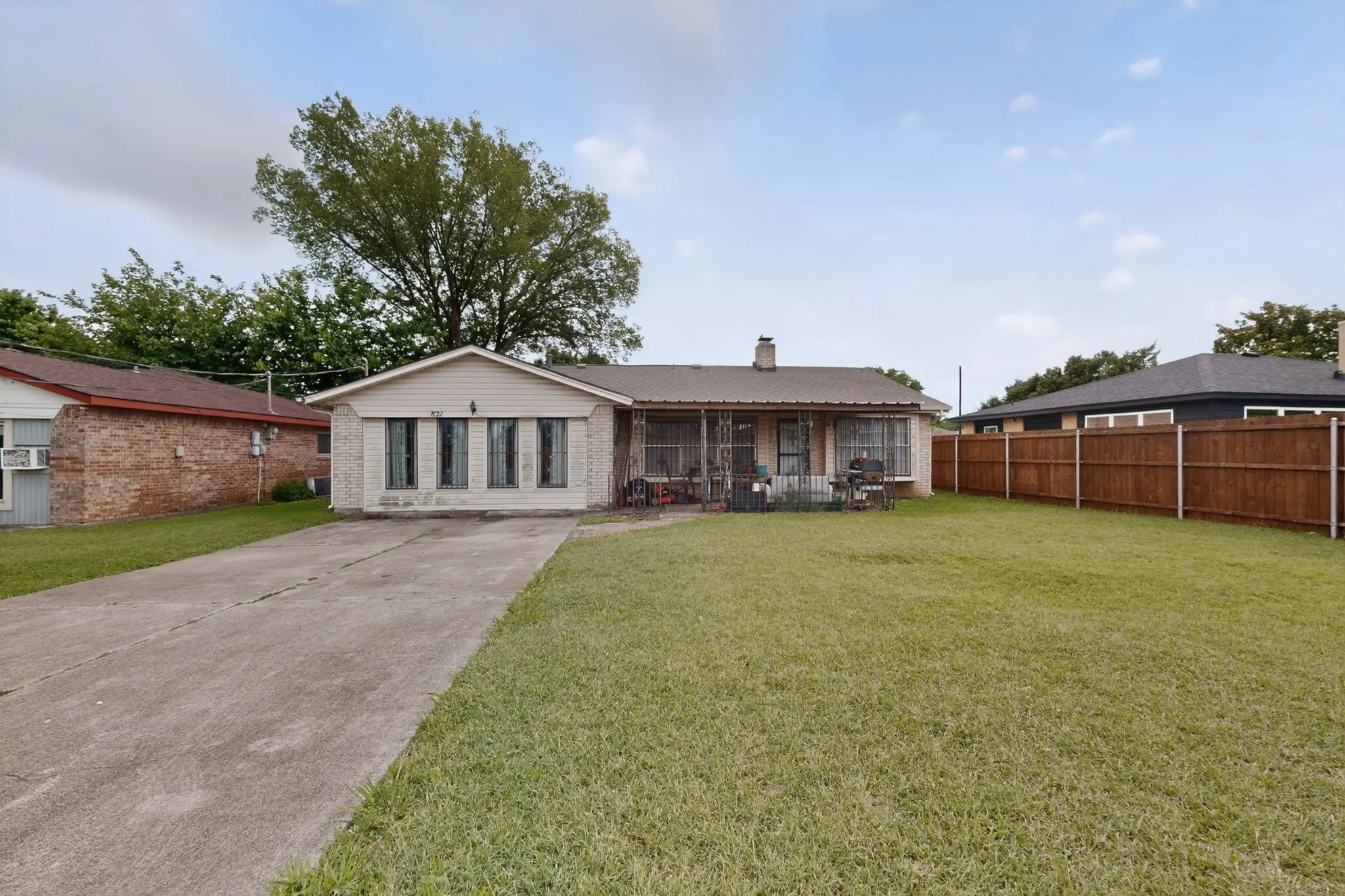 Single Family Residence For Sale in Dallas County , 821 Cherry Hills Drive, Lancaster, Texas 75134, 3 Bedroom, 2 Bathroom, Garage spaces, 1,824 Sqft, built in 1974, mls#21284505, Real Estate Agent in Lancaster, Homes For Sale in Dallas county, Homes For Sale in Lancaster, Realtor in Lancaster Texas, Real Estate Brokerage Independent Realty Texas, Luminita Cordes Realtor