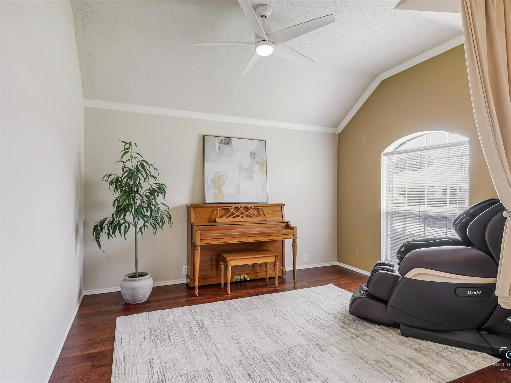 Enjoy the flexibility of space perfect for a quite room, game room, sitting area, library, or anything you need.