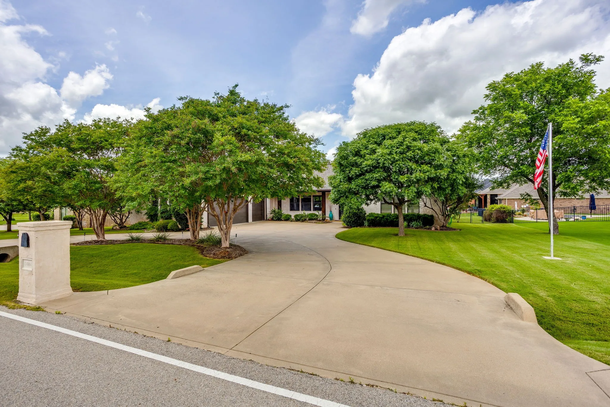 Single Family Residence For Sale in Hood County , 5604 Medinah Court, Granbury, Texas 76049, 3 Bedroom, 3 Bathroom, 3 Garage spaces, 3,099 Sqft, built in 2010, mls#21283604, Real Estate Agent in Granbury, Homes For Sale in Hood county, Homes For Sale in Granbury, Realtor in Granbury Texas, Real Estate Brokerage Independent Realty Texas, Luminita Cordes Realtor