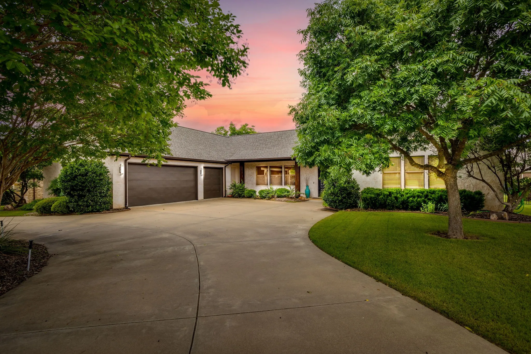 Single Family Residence For Sale in Hood County , 5604 Medinah Court, Granbury, Texas 76049, 3 Bedroom, 3 Bathroom, 3 Garage spaces, 3,099 Sqft, built in 2010, mls#21283604, Real Estate Agent in Granbury, Homes For Sale in Hood county, Homes For Sale in Granbury, Realtor in Granbury Texas, Real Estate Brokerage Independent Realty Texas, Luminita Cordes Realtor