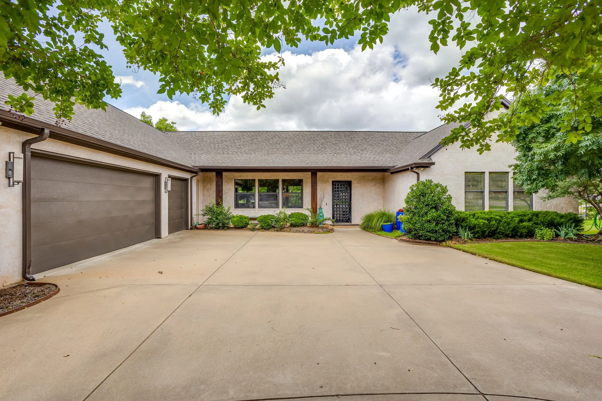 Single Family Residence For Sale in Hood County , 5604 Medinah Court, Granbury, Texas 76049, 3 Bedroom, 3 Bathroom, 3 Garage spaces, 3,099 Sqft, built in 2010, mls#21283604, Real Estate Agent in Granbury, Homes For Sale in Hood county, Homes For Sale in Granbury, Realtor in Granbury Texas, Real Estate Brokerage Independent Realty Texas, Luminita Cordes Realtor