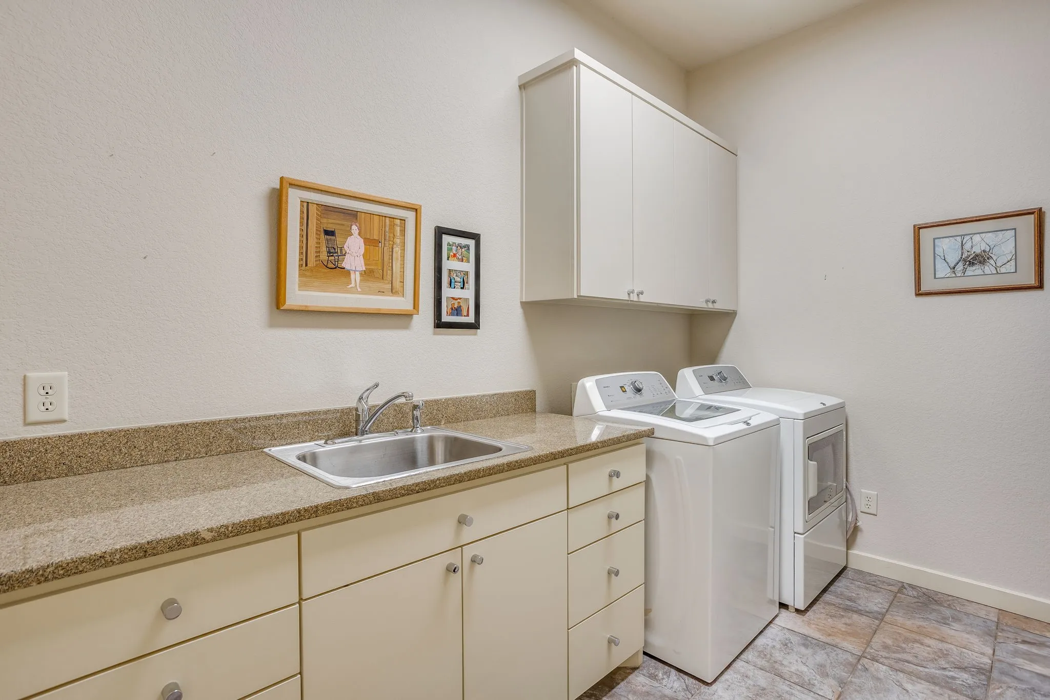 Single Family Residence For Sale in Hood County , 5604 Medinah Court, Granbury, Texas 76049, 3 Bedroom, 3 Bathroom, 3 Garage spaces, 3,099 Sqft, built in 2010, mls#21283604, Real Estate Agent in Granbury, Homes For Sale in Hood county, Homes For Sale in Granbury, Realtor in Granbury Texas, Real Estate Brokerage Independent Realty Texas, Luminita Cordes Realtor