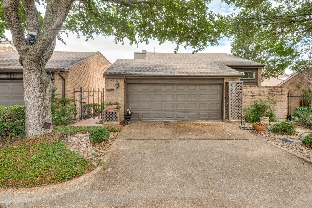 Townhouse For Sale in Dallas County , 3316 Courtyard Place, Farmers Branch, Texas 75234, 3 Bedroom, 2 Bathroom, 2 Garage spaces, 2,100 Sqft, built in 1981, mls#21282208, Real Estate Agent in Farmers Branch, Homes For Sale in Dallas county, Homes For Sale in Farmers Branch, Realtor in Farmers Branch Texas, Real Estate Brokerage Independent Realty Texas, Luminita Cordes Realtor