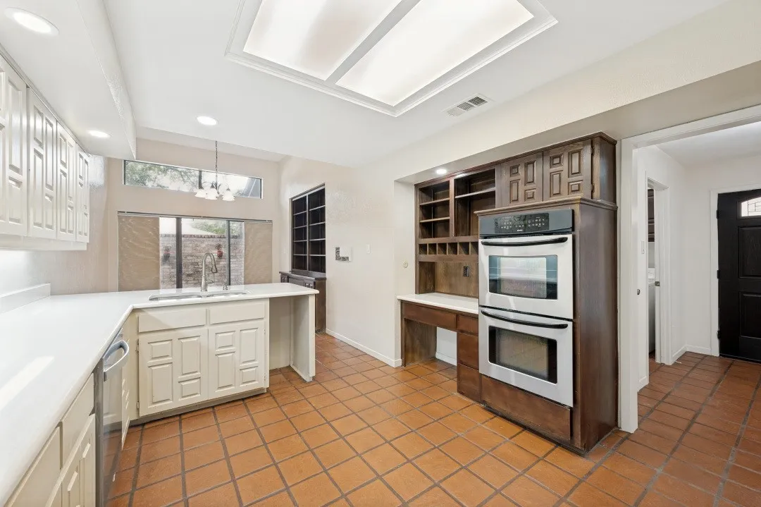 Townhouse For Sale in Dallas County , 3316 Courtyard Place, Farmers Branch, Texas 75234, 3 Bedroom, 2 Bathroom, 2 Garage spaces, 2,100 Sqft, built in 1981, mls#21282208, Real Estate Agent in Farmers Branch, Homes For Sale in Dallas county, Homes For Sale in Farmers Branch, Realtor in Farmers Branch Texas, Real Estate Brokerage Independent Realty Texas, Luminita Cordes Realtor