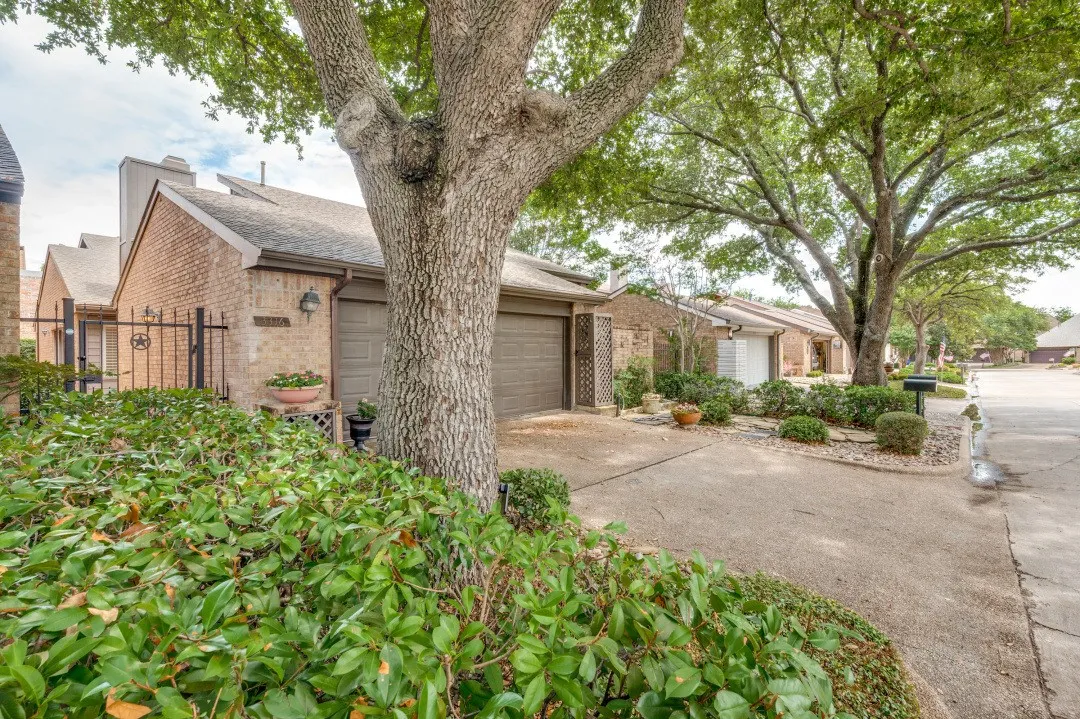 Townhouse For Sale in Dallas County , 3316 Courtyard Place, Farmers Branch, Texas 75234, 3 Bedroom, 2 Bathroom, 2 Garage spaces, 2,100 Sqft, built in 1981, mls#21282208, Real Estate Agent in Farmers Branch, Homes For Sale in Dallas county, Homes For Sale in Farmers Branch, Realtor in Farmers Branch Texas, Real Estate Brokerage Independent Realty Texas, Luminita Cordes Realtor