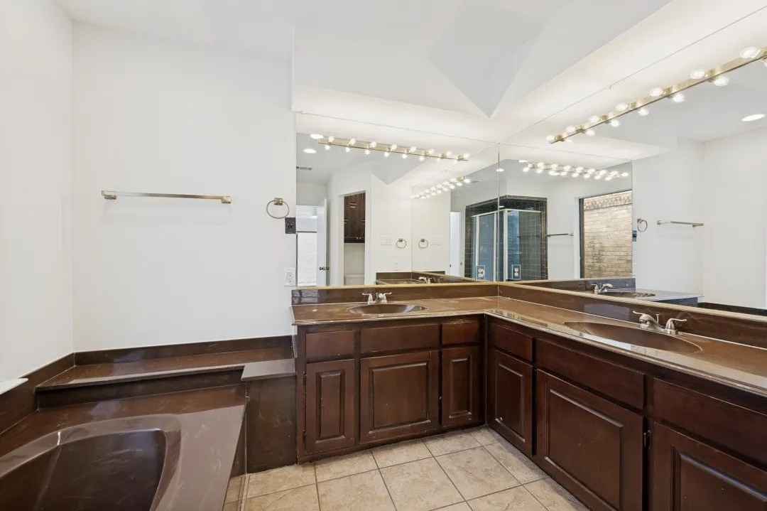 Townhouse For Sale in Dallas County , 3316 Courtyard Place, Farmers Branch, Texas 75234, 3 Bedroom, 2 Bathroom, 2 Garage spaces, 2,100 Sqft, built in 1981, mls#21282208, Real Estate Agent in Farmers Branch, Homes For Sale in Dallas county, Homes For Sale in Farmers Branch, Realtor in Farmers Branch Texas, Real Estate Brokerage Independent Realty Texas, Luminita Cordes Realtor