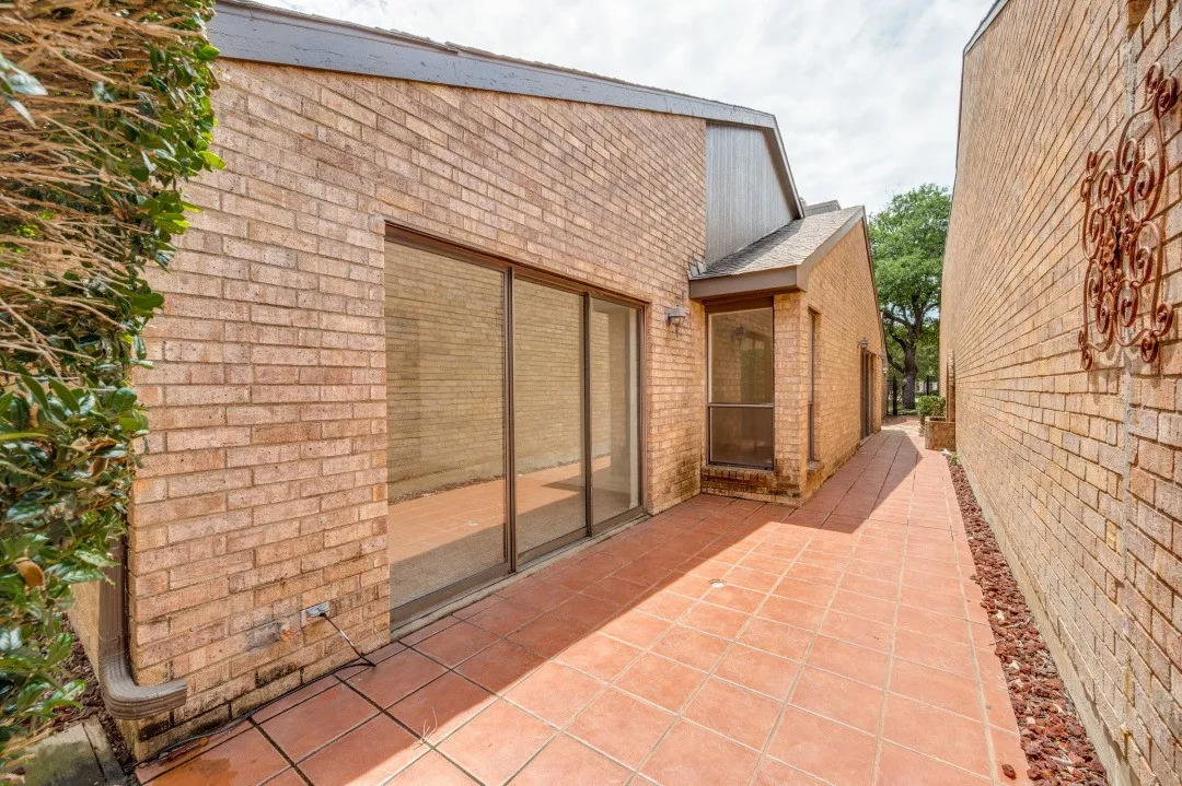 Townhouse For Sale in Dallas County , 3316 Courtyard Place, Farmers Branch, Texas 75234, 3 Bedroom, 2 Bathroom, 2 Garage spaces, 2,100 Sqft, built in 1981, mls#21282208, Real Estate Agent in Farmers Branch, Homes For Sale in Dallas county, Homes For Sale in Farmers Branch, Realtor in Farmers Branch Texas, Real Estate Brokerage Independent Realty Texas, Luminita Cordes Realtor