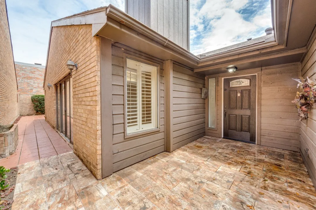 Townhouse For Sale in Dallas County , 3316 Courtyard Place, Farmers Branch, Texas 75234, 3 Bedroom, 2 Bathroom, 2 Garage spaces, 2,100 Sqft, built in 1981, mls#21282208, Real Estate Agent in Farmers Branch, Homes For Sale in Dallas county, Homes For Sale in Farmers Branch, Realtor in Farmers Branch Texas, Real Estate Brokerage Independent Realty Texas, Luminita Cordes Realtor