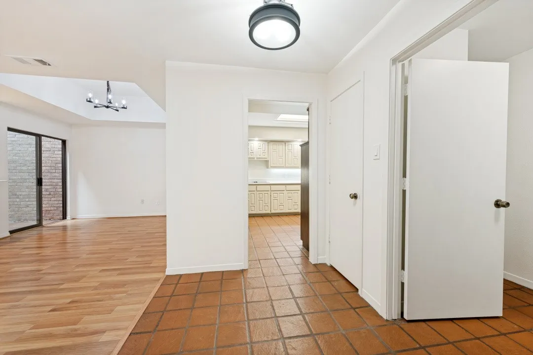 Townhouse For Sale in Dallas County , 3316 Courtyard Place, Farmers Branch, Texas 75234, 3 Bedroom, 2 Bathroom, 2 Garage spaces, 2,100 Sqft, built in 1981, mls#21282208, Real Estate Agent in Farmers Branch, Homes For Sale in Dallas county, Homes For Sale in Farmers Branch, Realtor in Farmers Branch Texas, Real Estate Brokerage Independent Realty Texas, Luminita Cordes Realtor