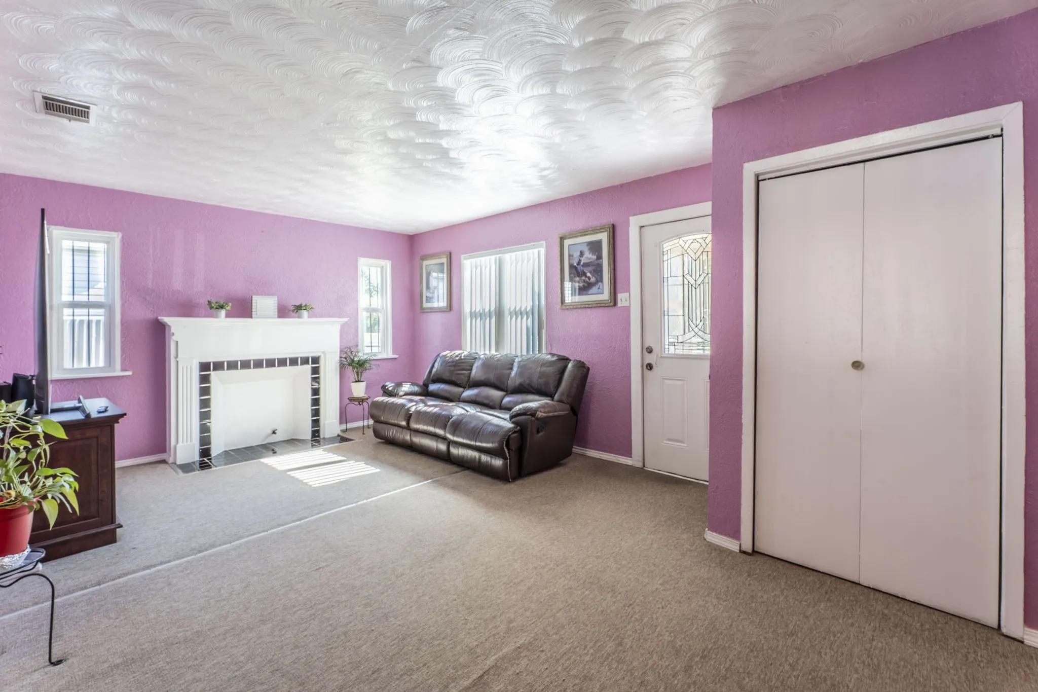 Single Family Residence For Sale in Dallas County , 3055 Frio Drive, Dallas, Texas 75216, 2 Bedrooms, 1 Bathroom, Garage spaces, 1,015 Sqft, built in 1948, Price $225,000, mls#21283744, Real Estate Agent in Dallas, Homes For Sale in Dallas county, Homes For Sale in Dallas, Realtor in Dallas Texas, Real Estate Brokerage Independent Realty Texas, Luminita Cordes Realtor