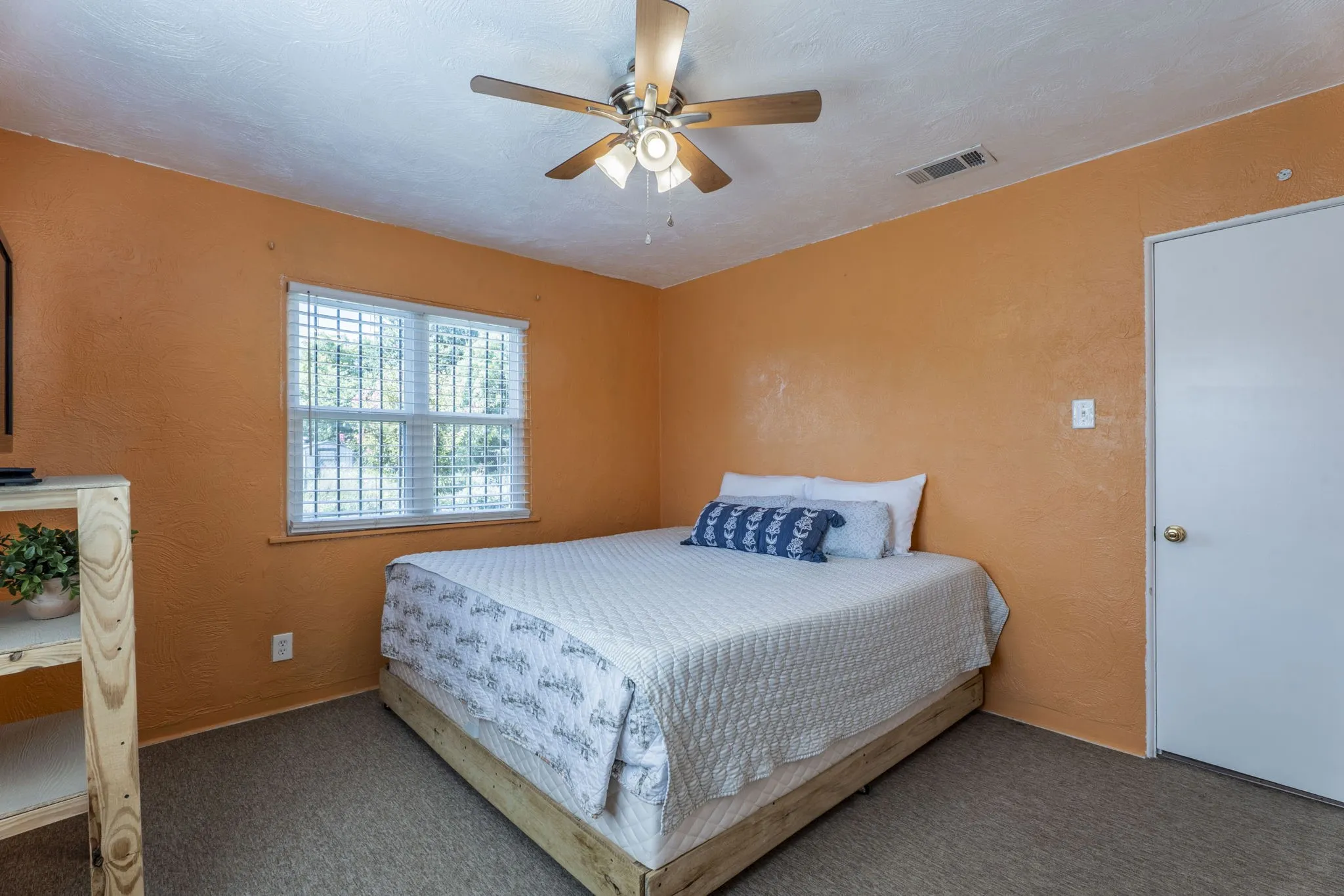 Single Family Residence For Sale in Dallas County , 3055 Frio Drive, Dallas, Texas 75216, 2 Bedrooms, 1 Bathroom, Garage spaces, 1,015 Sqft, built in 1948, Price $225,000, mls#21283744, Real Estate Agent in Dallas, Homes For Sale in Dallas county, Homes For Sale in Dallas, Realtor in Dallas Texas, Real Estate Brokerage Independent Realty Texas, Luminita Cordes Realtor