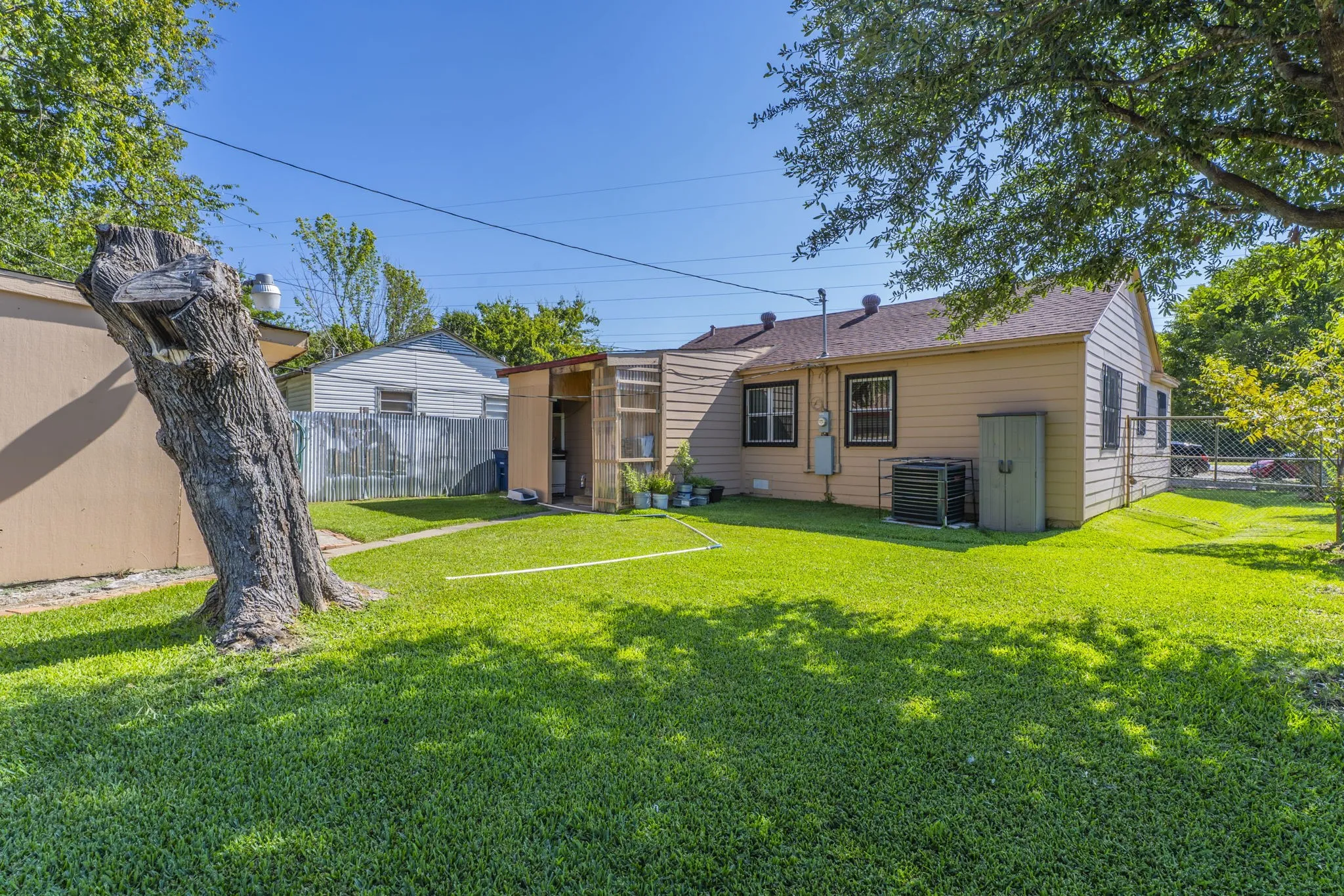 Single Family Residence For Sale in Dallas County , 3055 Frio Drive, Dallas, Texas 75216, 2 Bedrooms, 1 Bathroom, Garage spaces, 1,015 Sqft, built in 1948, Price $225,000, mls#21283744, Real Estate Agent in Dallas, Homes For Sale in Dallas county, Homes For Sale in Dallas, Realtor in Dallas Texas, Real Estate Brokerage Independent Realty Texas, Luminita Cordes Realtor