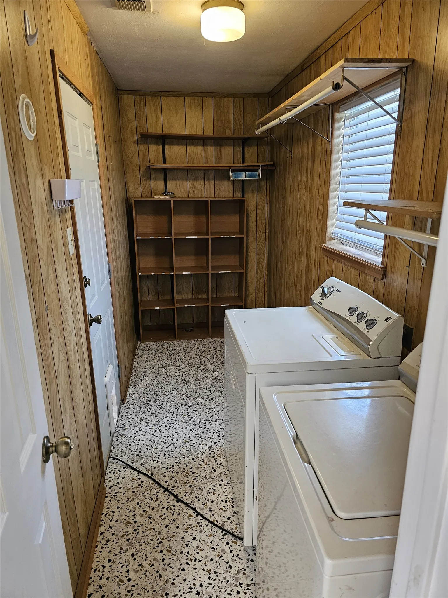 Single Family Residence For Sale in Limestone County , 105 N 3rd Street, Coolidge, Texas 76635, 2 Bedroom, 1 Bathroom, Garage spaces, 952 Sqft, built in 1985, mls#21284267, Real Estate Agent in Coolidge, Homes For Sale in Limestone county, Homes For Sale in Coolidge, Realtor in Coolidge Texas, Real Estate Brokerage Independent Realty Texas, Luminita Cordes Realtor