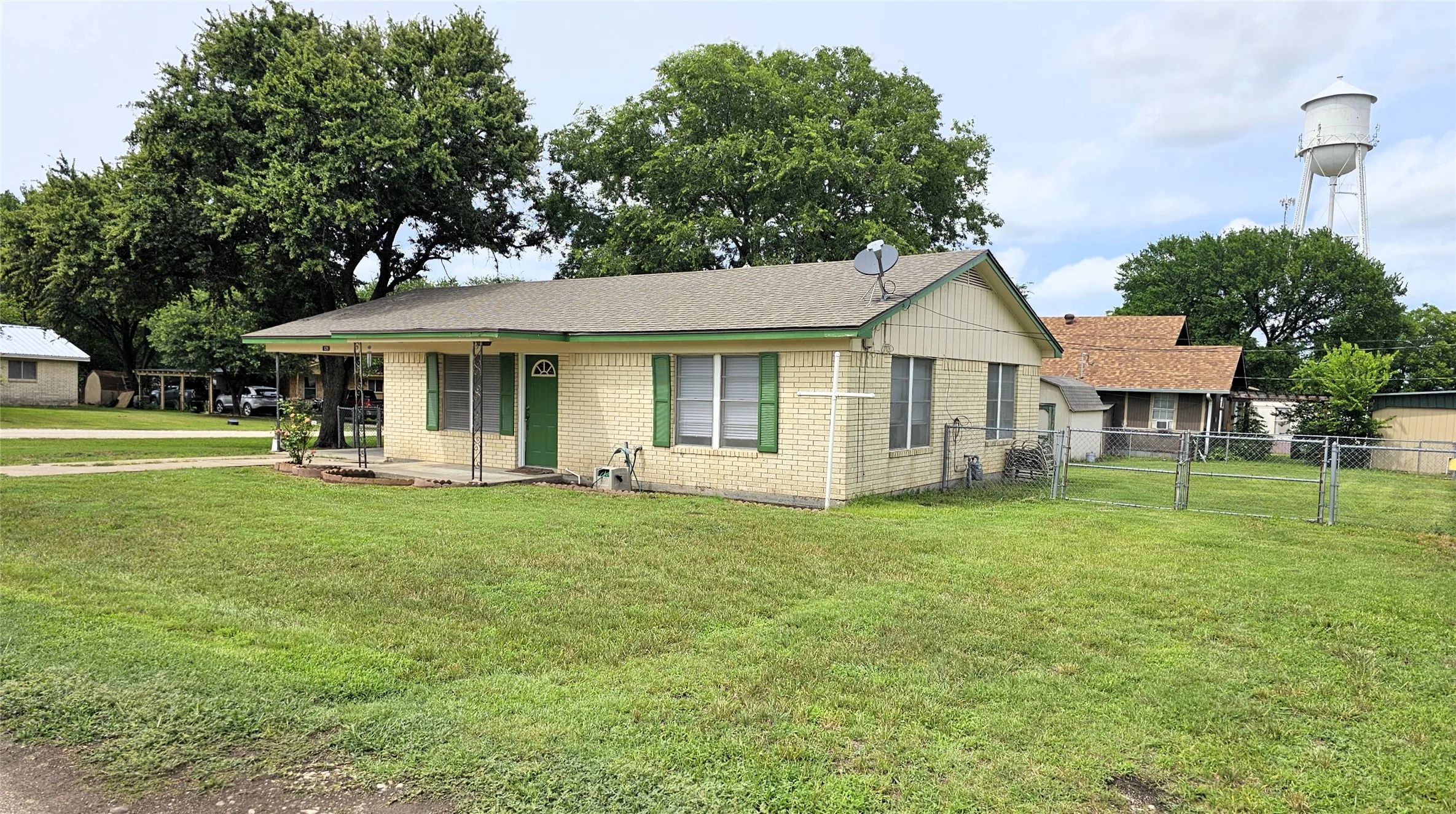 Single Family Residence For Sale in Limestone County , 105 N 3rd Street, Coolidge, Texas 76635, 2 Bedroom, 1 Bathroom, Garage spaces, 952 Sqft, built in 1985, mls#21284267, Real Estate Agent in Coolidge, Homes For Sale in Limestone county, Homes For Sale in Coolidge, Realtor in Coolidge Texas, Real Estate Brokerage Independent Realty Texas, Luminita Cordes Realtor