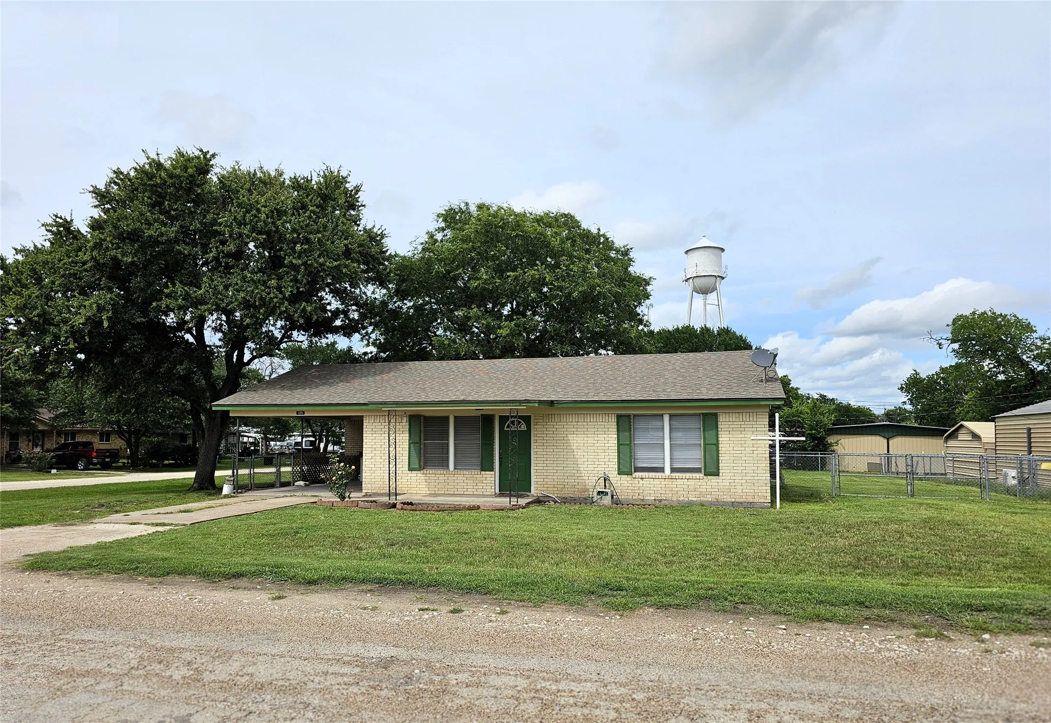 Single Family Residence For Sale in Limestone County , 105 N 3rd Street, Coolidge, Texas 76635, 2 Bedroom, 1 Bathroom, Garage spaces, 952 Sqft, built in 1985, mls#21284267, Real Estate Agent in Coolidge, Homes For Sale in Limestone county, Homes For Sale in Coolidge, Realtor in Coolidge Texas, Real Estate Brokerage Independent Realty Texas, Luminita Cordes Realtor