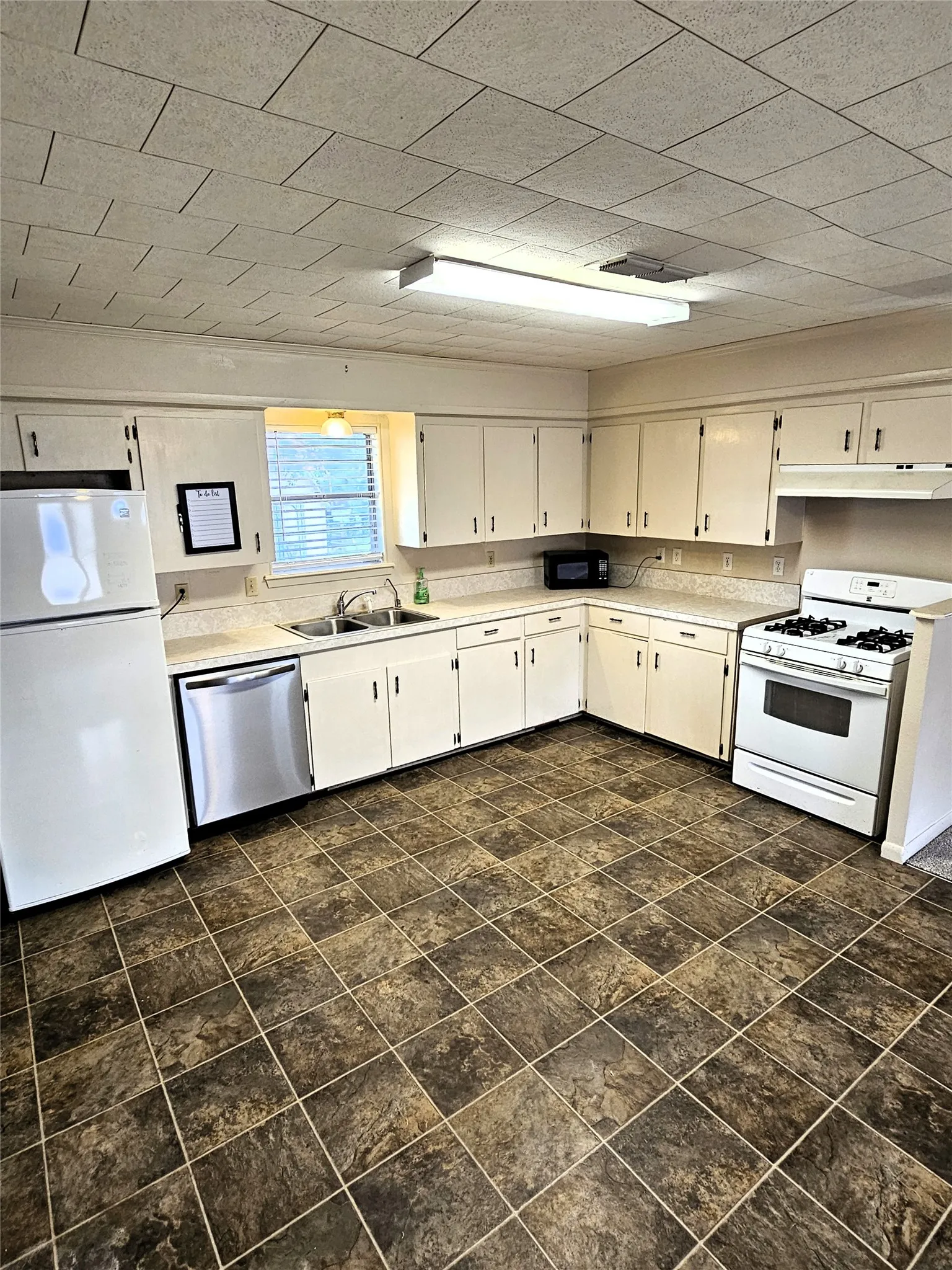 Single Family Residence For Sale in Limestone County , 105 N 3rd Street, Coolidge, Texas 76635, 2 Bedroom, 1 Bathroom, Garage spaces, 952 Sqft, built in 1985, mls#21284267, Real Estate Agent in Coolidge, Homes For Sale in Limestone county, Homes For Sale in Coolidge, Realtor in Coolidge Texas, Real Estate Brokerage Independent Realty Texas, Luminita Cordes Realtor