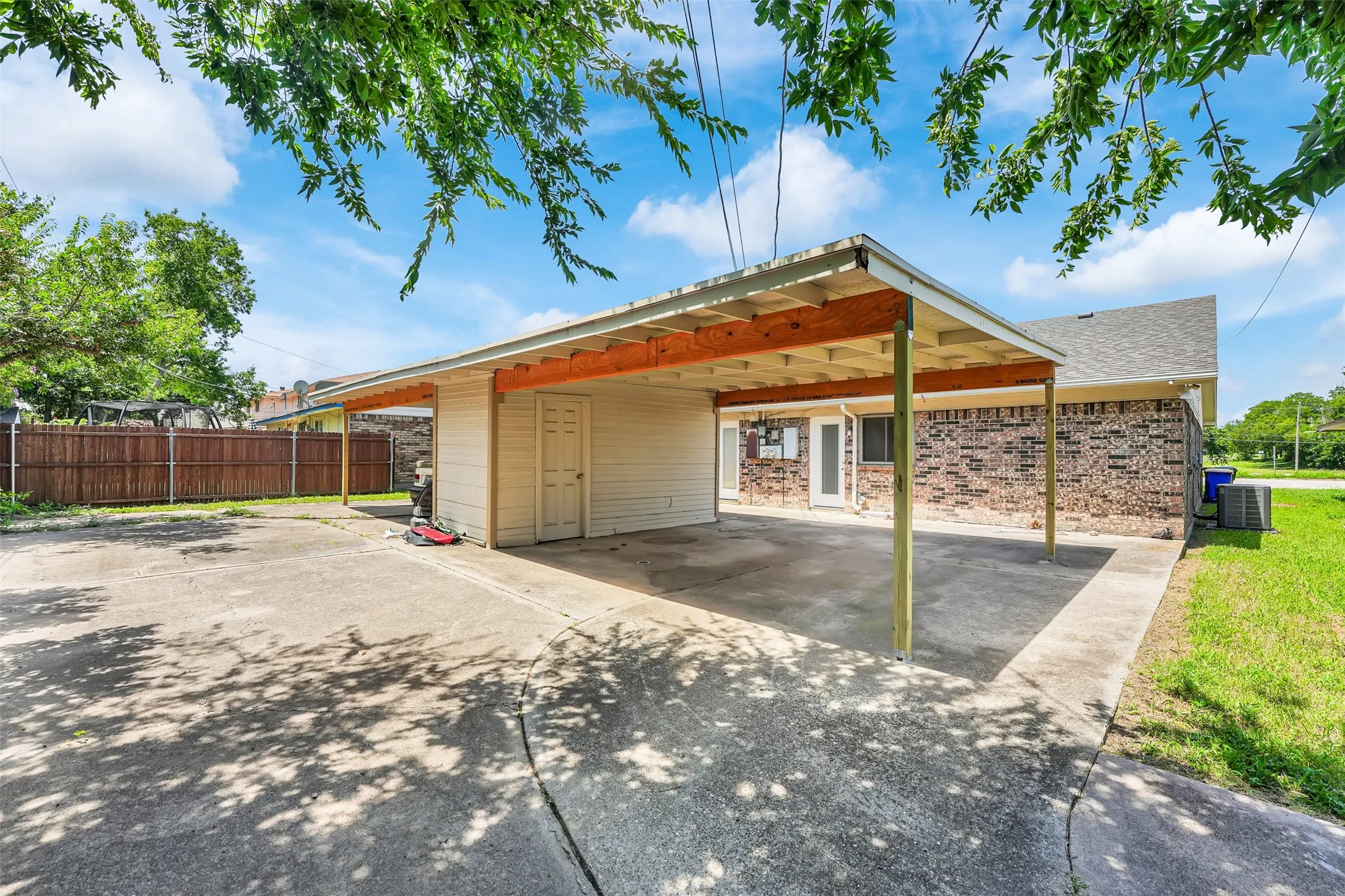 Duplex For Rent in Tarrant County , 405 S Las Vegas Trail, White Settlement, Texas 76108, 3 Bedroom, 2 Bathroom, Garage spaces, 1,160 Sqft, built in 1983, mls#21284734, Real Estate Agent in White Settlement, Homes For Rent in Tarrant county, Homes For Rent in White Settlement, Realtor in White Settlement Texas, Real Estate Brokerage Independent Realty Texas, Luminita Cordes Realtor