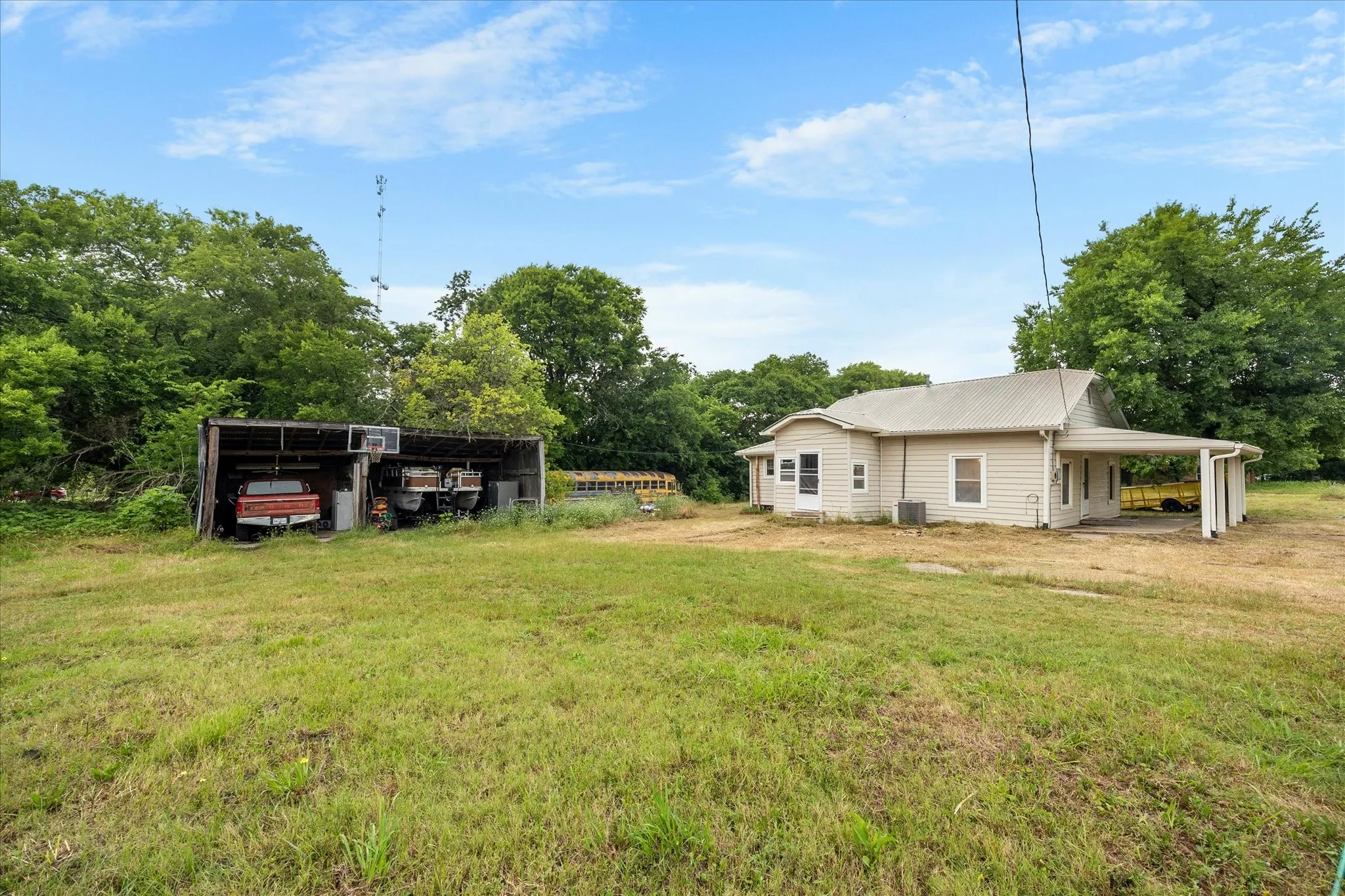 Single Family Residence For Sale in Hunt County , 502 S Elm Street, Celeste, Texas 75423, 3 Bedrooms, 1 Bathroom, Garage spaces, 1,156 Sqft, built in 1970, Price $150,000, mls#21281057, Real Estate Agent in Celeste, Homes For Sale in Hunt county, Homes For Sale in Celeste, Realtor in Celeste Texas, Real Estate Brokerage Independent Realty Texas, Luminita Cordes Realtor