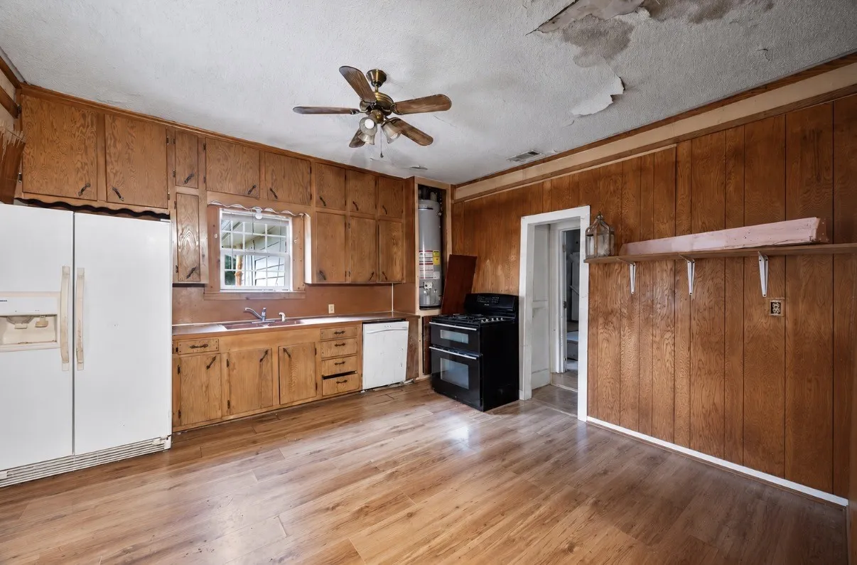 Single Family Residence For Sale in Hunt County , 502 S Elm Street, Celeste, Texas 75423, 3 Bedrooms, 1 Bathroom, Garage spaces, 1,156 Sqft, built in 1970, Price $150,000, mls#21281057, Real Estate Agent in Celeste, Homes For Sale in Hunt county, Homes For Sale in Celeste, Realtor in Celeste Texas, Real Estate Brokerage Independent Realty Texas, Luminita Cordes Realtor