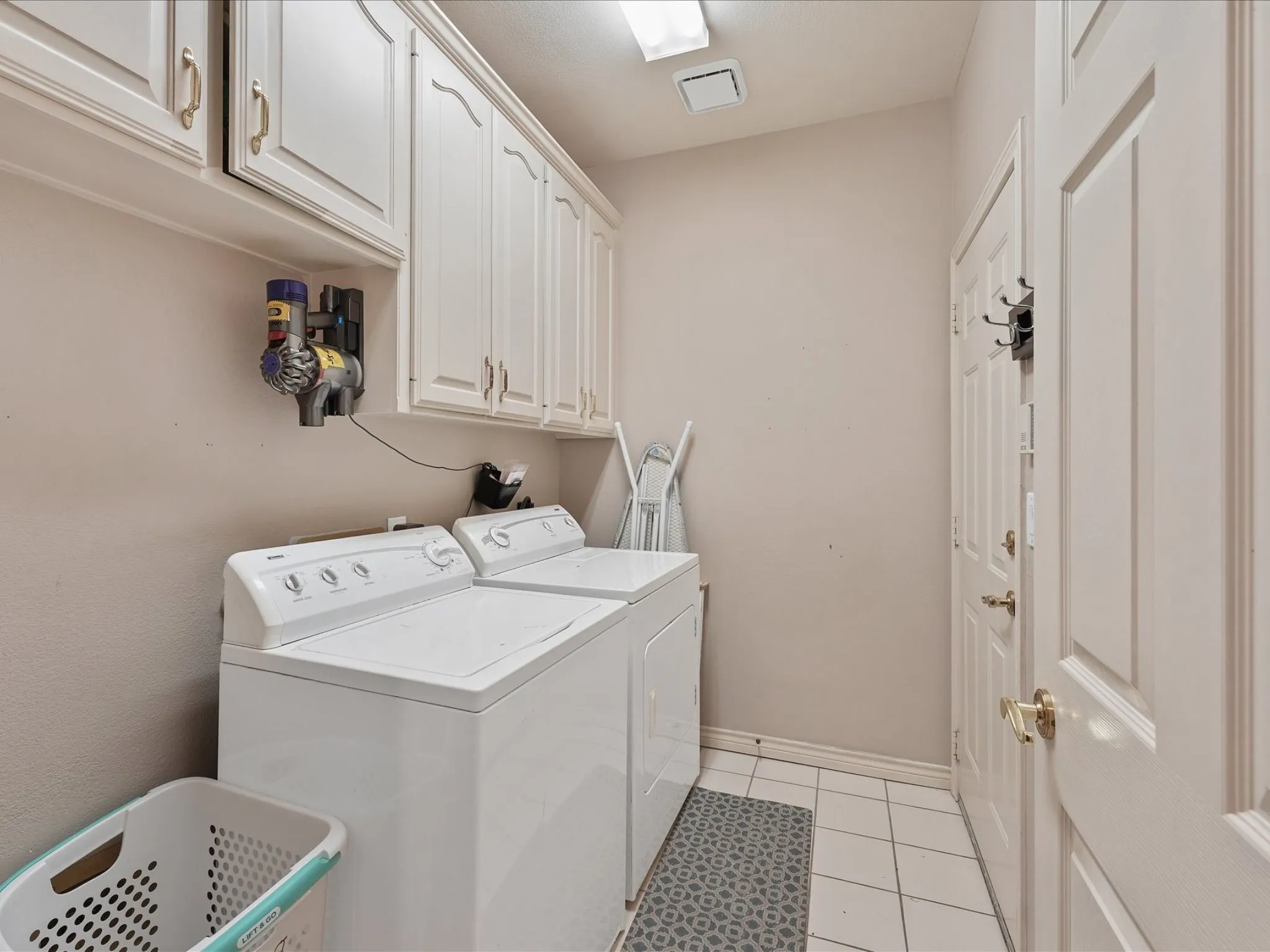 Single Family Residence For Sale in Collin County , 5923 La Cumbre Drive, Mc Kinney, Texas 75072, 5 Bedroom, 3 Bathroom, 2 Garage spaces, 3,075 Sqft, built in 1992, mls#21283921, Real Estate Agent in Mc Kinney, Homes For Sale in Collin county, Homes For Sale in Mc Kinney, Realtor in Mc Kinney Texas, Real Estate Brokerage Independent Realty Texas, Luminita Cordes Realtor