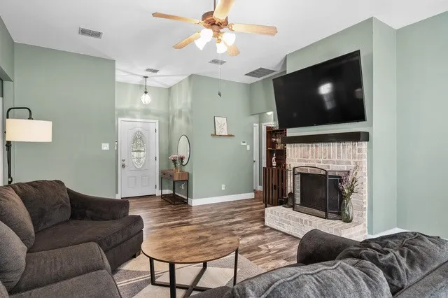 Single Family Residence For Sale in Grayson County , 99 Catamaran Court, Gordonville, Texas 76245, 3 Bedroom, 2 Bathroom, 2 Garage spaces, 1,399 Sqft, built in 2005, mls#21284264, Real Estate Agent in Gordonville, Homes For Sale in Grayson county, Homes For Sale in Gordonville, Realtor in Gordonville Texas, Real Estate Brokerage Independent Realty Texas, Luminita Cordes Realtor