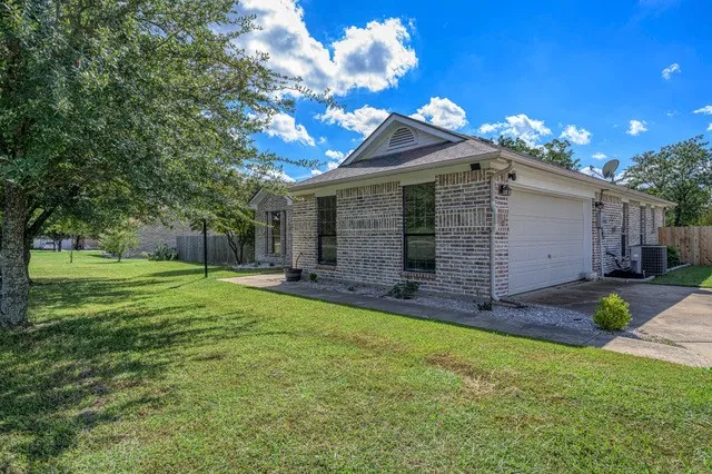 Single Family Residence For Sale in Grayson County , 99 Catamaran Court, Gordonville, Texas 76245, 3 Bedroom, 2 Bathroom, 2 Garage spaces, 1,399 Sqft, built in 2005, mls#21284264, Real Estate Agent in Gordonville, Homes For Sale in Grayson county, Homes For Sale in Gordonville, Realtor in Gordonville Texas, Real Estate Brokerage Independent Realty Texas, Luminita Cordes Realtor