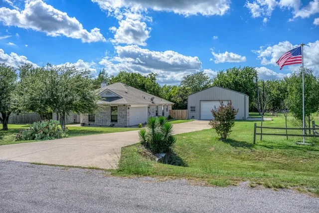 Single Family Residence For Sale in Grayson County , 99 Catamaran Court, Gordonville, Texas 76245, 3 Bedroom, 2 Bathroom, 2 Garage spaces, 1,399 Sqft, built in 2005, mls#21284264, Real Estate Agent in Gordonville, Homes For Sale in Grayson county, Homes For Sale in Gordonville, Realtor in Gordonville Texas, Real Estate Brokerage Independent Realty Texas, Luminita Cordes Realtor