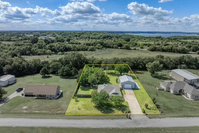 Single Family Residence For Sale in Grayson County , 99 Catamaran Court, Gordonville, Texas 76245, 3 Bedroom, 2 Bathroom, 2 Garage spaces, 1,399 Sqft, built in 2005, mls#21284264, Real Estate Agent in Gordonville, Homes For Sale in Grayson county, Homes For Sale in Gordonville, Realtor in Gordonville Texas, Real Estate Brokerage Independent Realty Texas, Luminita Cordes Realtor