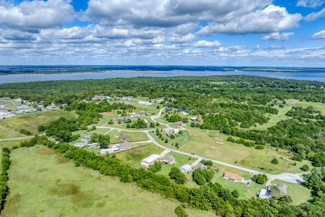 Single Family Residence For Sale in Grayson County , 99 Catamaran Court, Gordonville, Texas 76245, 3 Bedroom, 2 Bathroom, 2 Garage spaces, 1,399 Sqft, built in 2005, mls#21284264, Real Estate Agent in Gordonville, Homes For Sale in Grayson county, Homes For Sale in Gordonville, Realtor in Gordonville Texas, Real Estate Brokerage Independent Realty Texas, Luminita Cordes Realtor