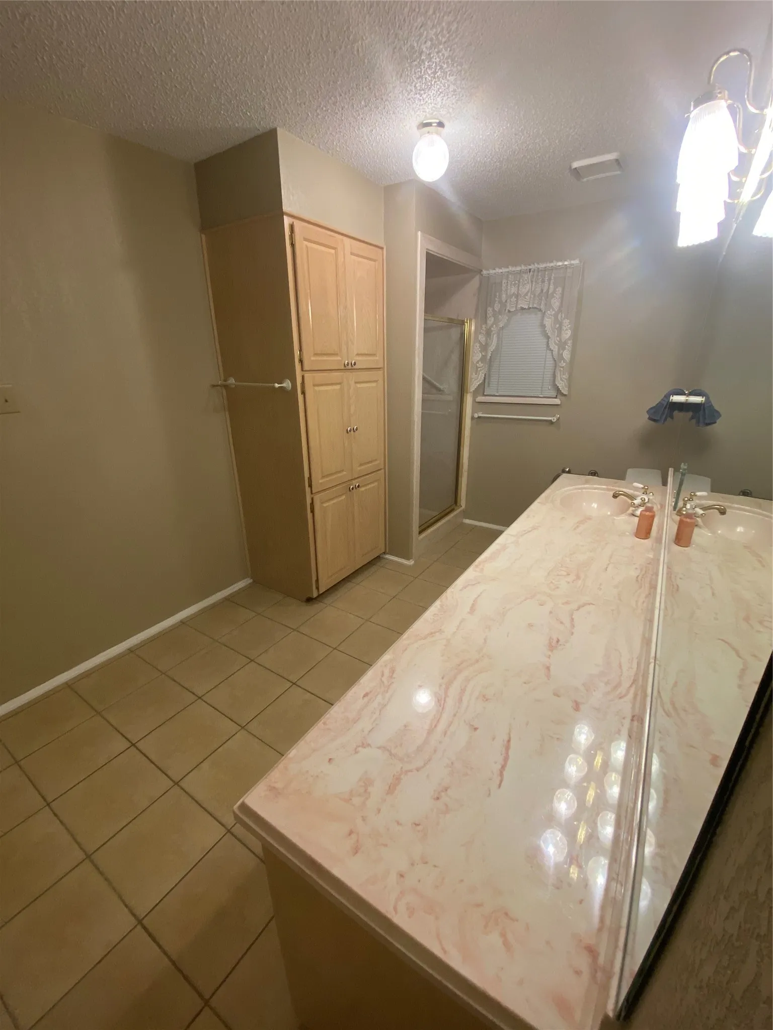 Single Family Residence For Rent in Tarrant County , 623 Club Oak Drive, River Oaks, Texas 76114, 3 Bedrooms, 2 Bathrooms, 1 Garage spaces, 1,874 Sqft, built in 1950, Price $2,250, mls#21284773, Real Estate Agent in River Oaks, Homes For Rent in Tarrant county, Homes For Rent in River Oaks, Realtor in River Oaks Texas, Real Estate Brokerage Independent Realty Texas, Luminita Cordes Realtor
