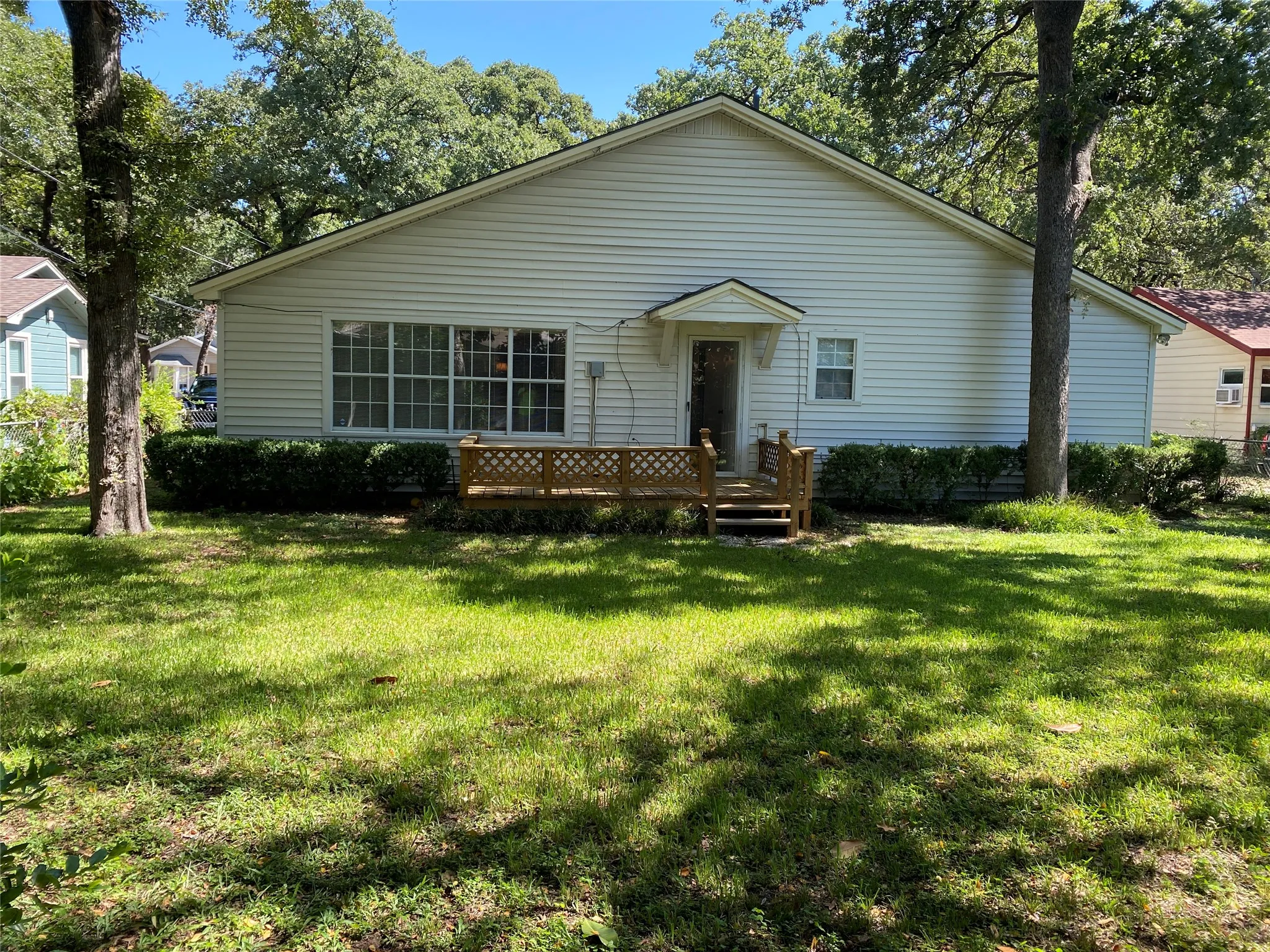 Single Family Residence For Rent in Tarrant County , 623 Club Oak Drive, River Oaks, Texas 76114, 3 Bedrooms, 2 Bathrooms, 1 Garage spaces, 1,874 Sqft, built in 1950, Price $2,250, mls#21284773, Real Estate Agent in River Oaks, Homes For Rent in Tarrant county, Homes For Rent in River Oaks, Realtor in River Oaks Texas, Real Estate Brokerage Independent Realty Texas, Luminita Cordes Realtor