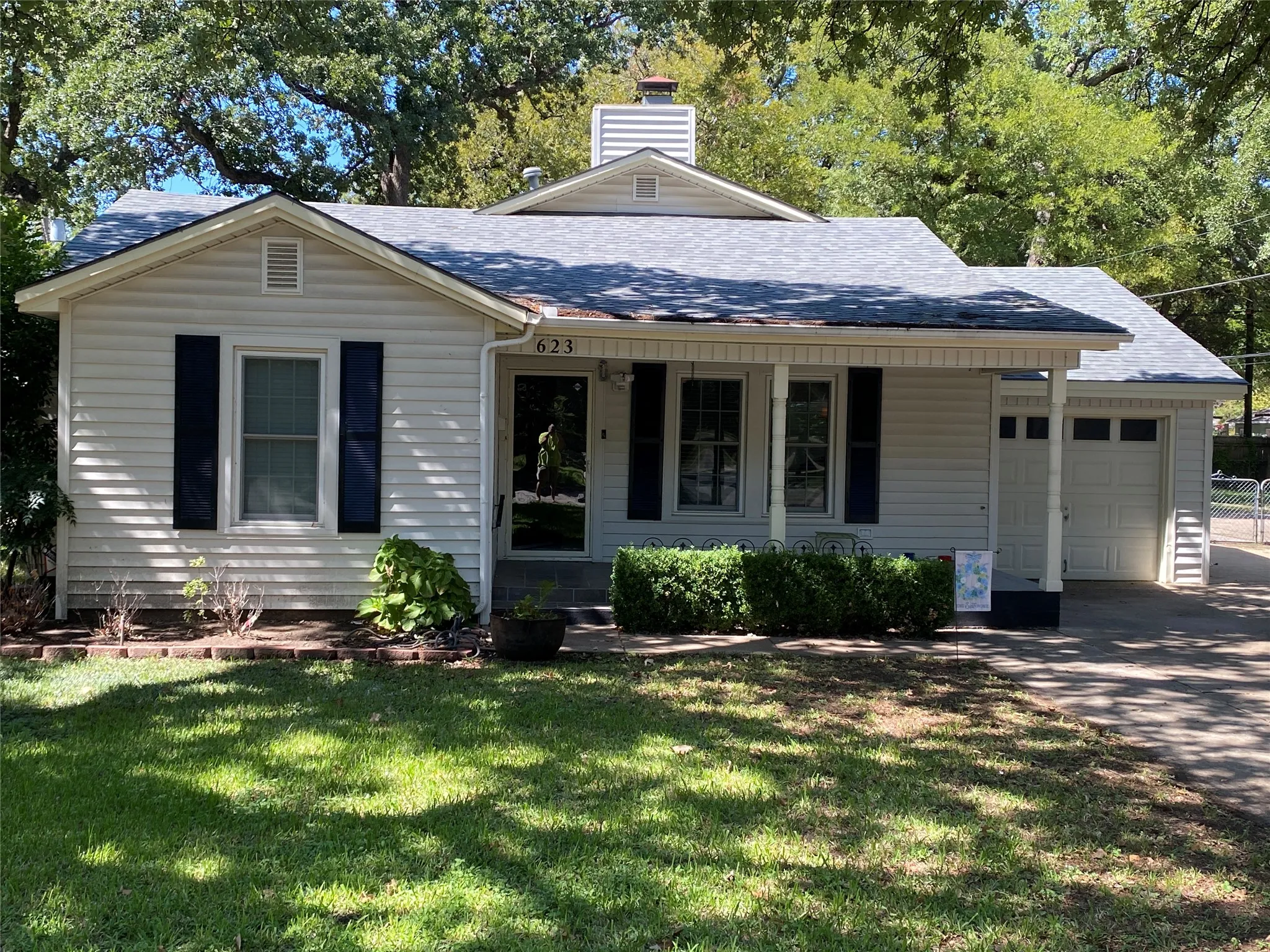 Single Family Residence For Rent in Tarrant County , 623 Club Oak Drive, River Oaks, Texas 76114, 3 Bedrooms, 2 Bathrooms, 1 Garage spaces, 1,874 Sqft, built in 1950, Price $2,250, mls#21284773, Real Estate Agent in River Oaks, Homes For Rent in Tarrant county, Homes For Rent in River Oaks, Realtor in River Oaks Texas, Real Estate Brokerage Independent Realty Texas, Luminita Cordes Realtor